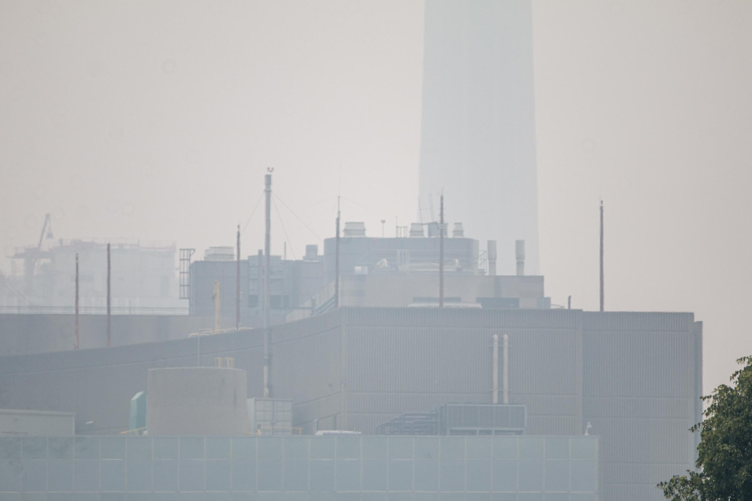 El humo proveniente de la provincia de Quebec impide ver la Torre CN,, uno de los símbolos más característicos de Toronto.