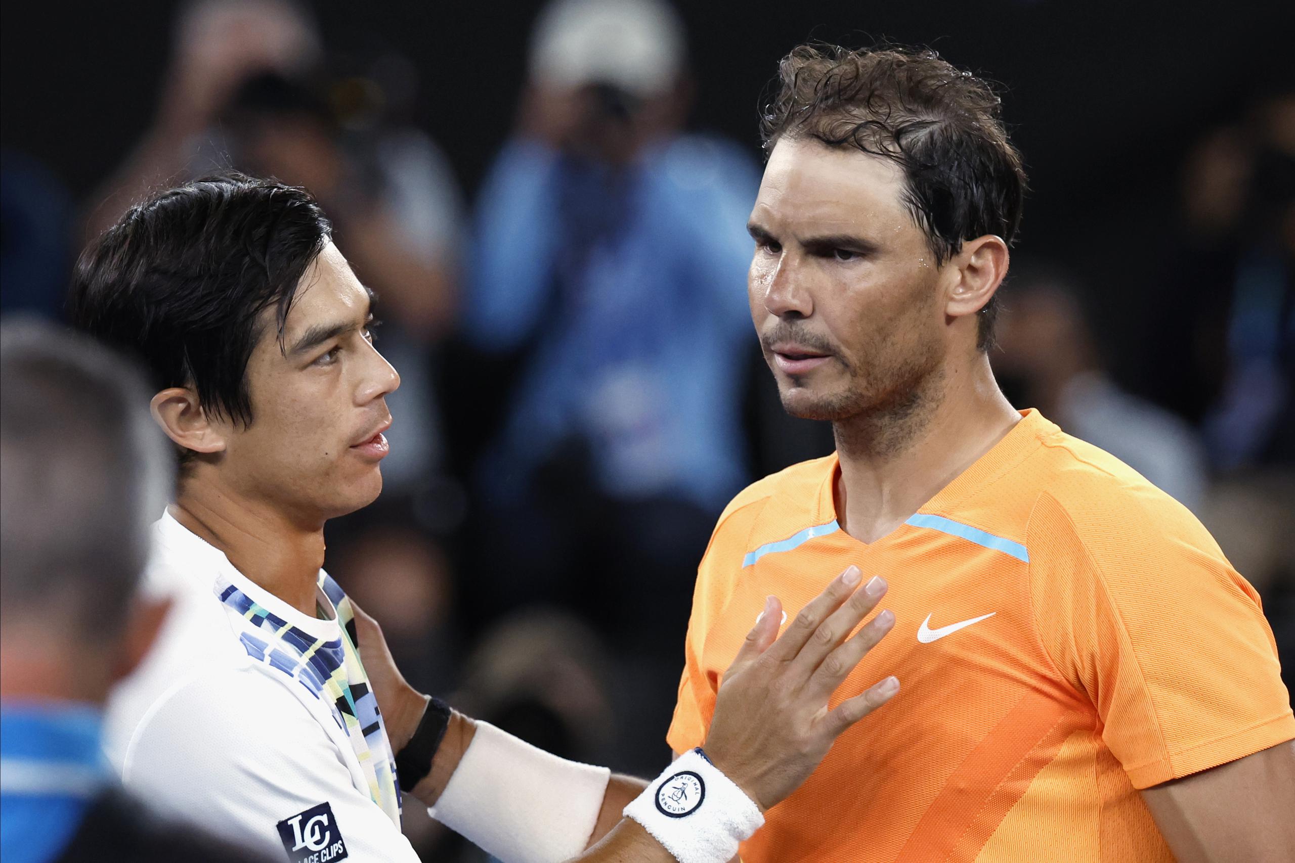 Rafael Nadal (derecha) felicita a Mackenzie McDonald tras su victoria en la segunda ronda del Abierto de Australia, en Melbourne, Australia, el 18 de enero de 2023. (AP Foto/Asanka Brendon Ratnayake)