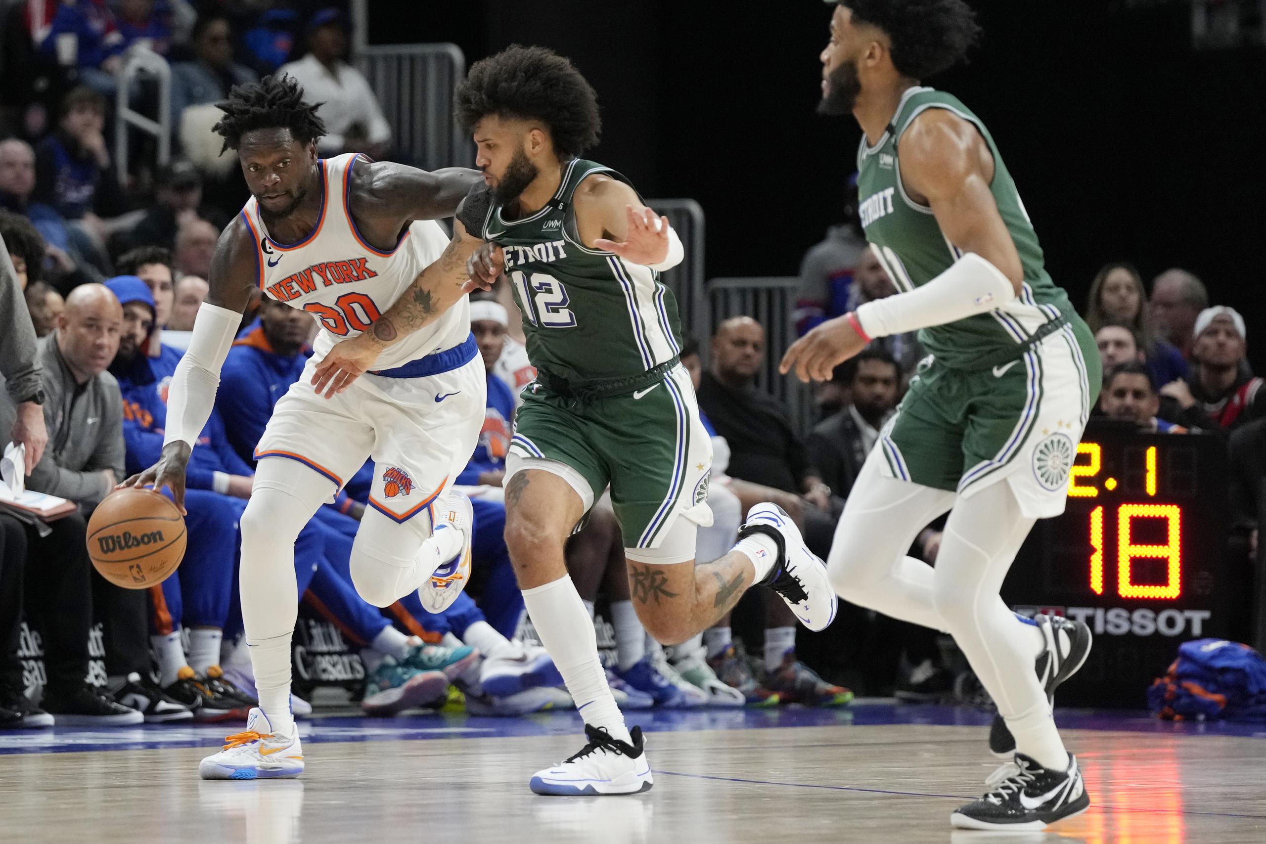 Julius Randle, de los Knicks de Nueva York, conduce el balón junto a Isaiah Livers, de los Pistons de Detroit, en el partido del domingo 15 de enero de 2023  (AP Foto/Carlos Osorio)