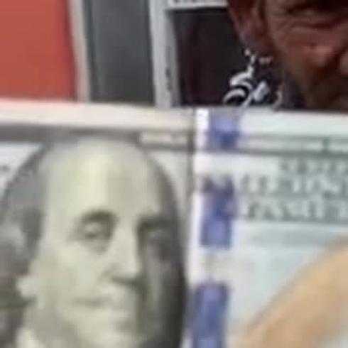 Yandel le regala $100 a persona que pedía dinero