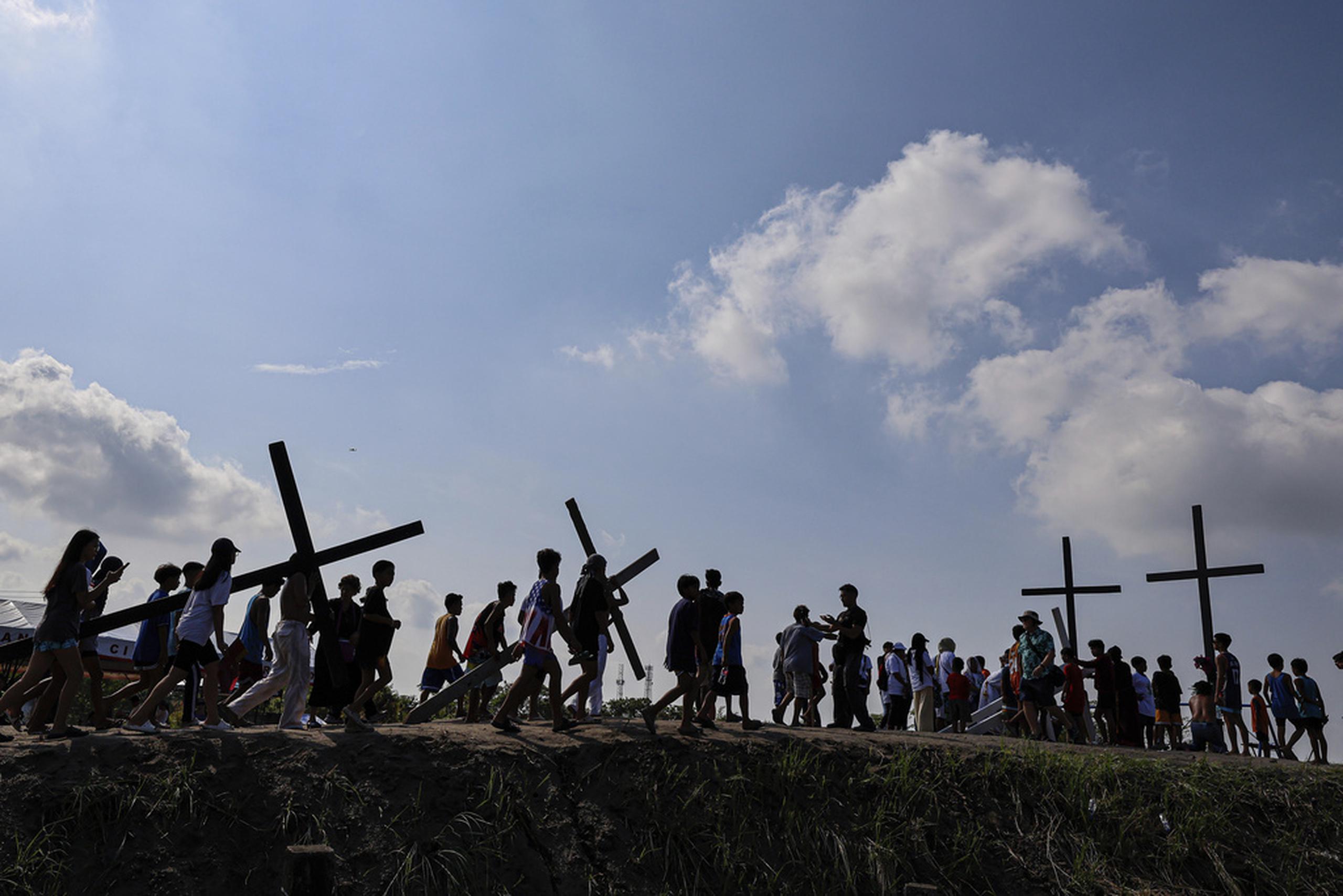En varios países, como Filipinas, se recrea la crucifixión de Jesús.