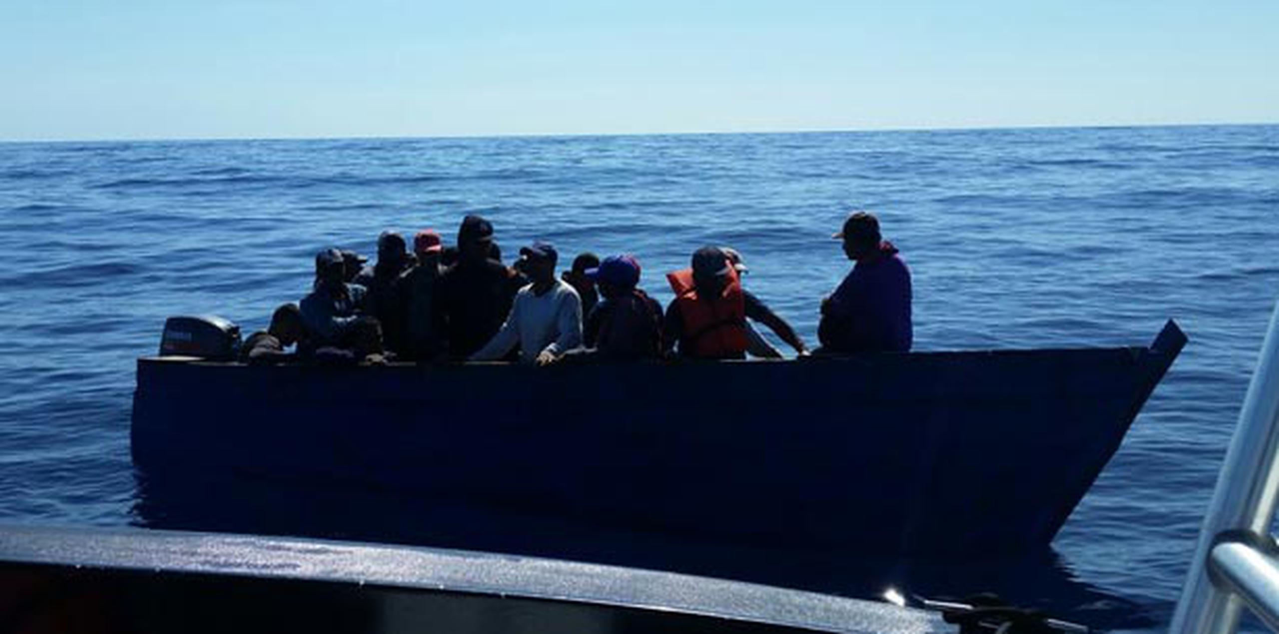 Cuando el grupo estaba a nueve millas náuticas de la costa de Isabela, fueron rescatados por la Policía. (Suministrada)