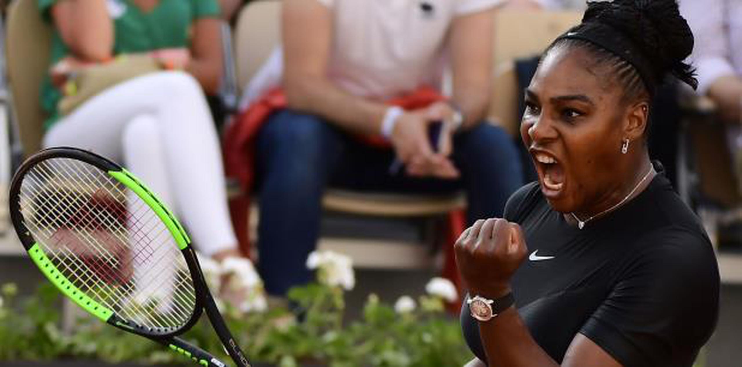 Serena Williams celebra un punto sobre la alemana Julia Goergesen en el partido por la tercera ronda del Abierto de Francia. (AP)