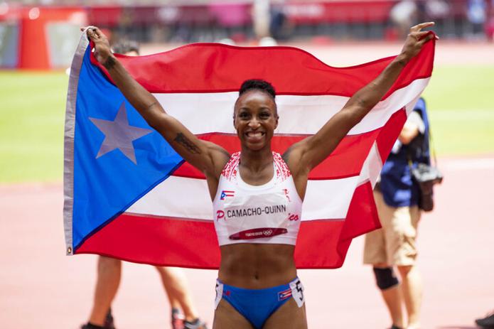 Jasmine Camacho-Quinn posa con la monoestrellada minutos después de conseguir para Puerto Rico la segunda medalla de oro en su historia cuando se impuso en los 100 metros con vallas de Tokio 2020.