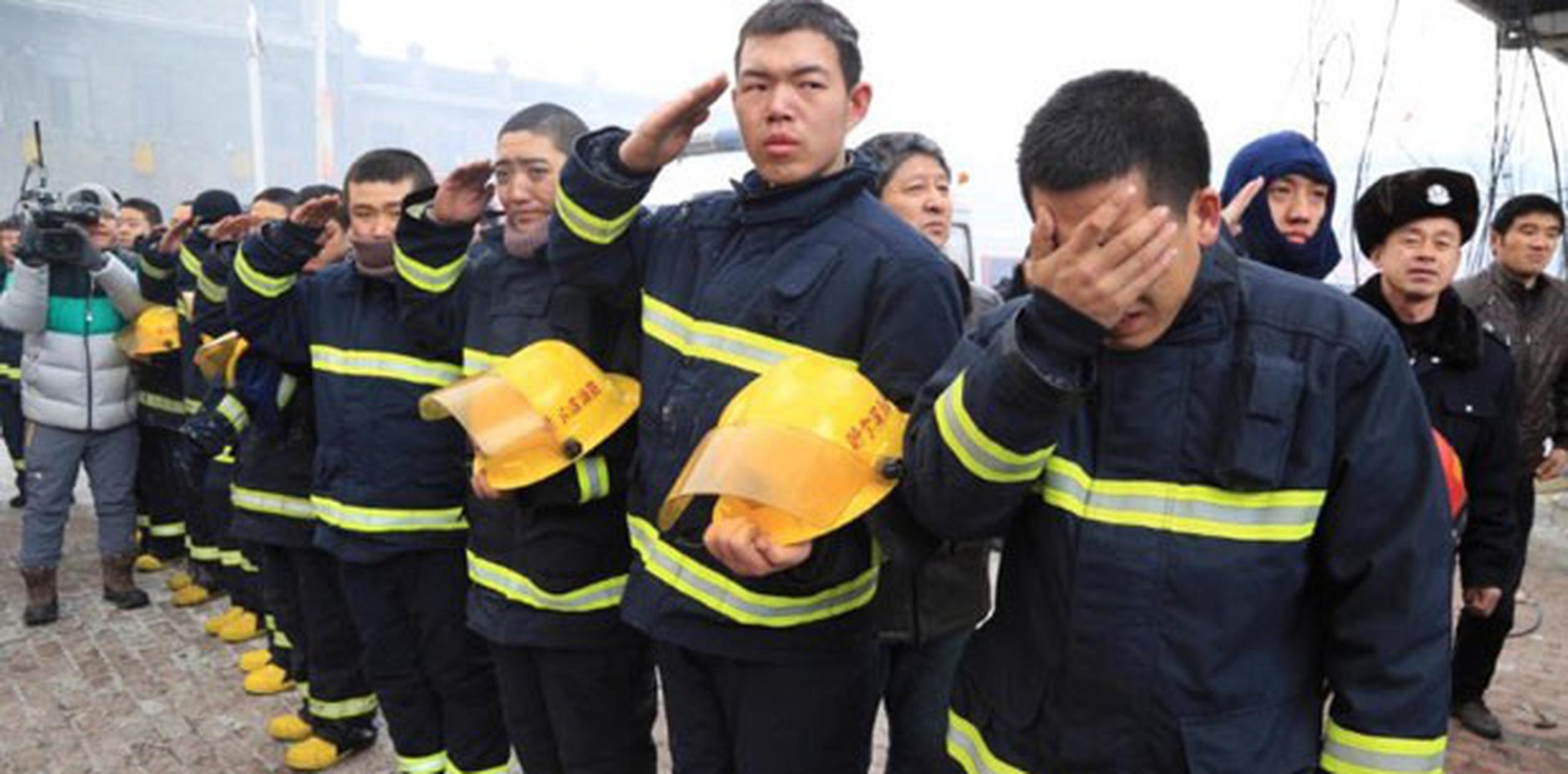 Las labores de rescate de los bomberos que quedaron bajo los escombros se prolongaron hasta la tarde de hoy, sábado, mientras que el fuego continúa sin poder ser extinguido. (AFP)