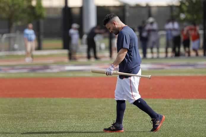 José Altuve camina cabizbajo durante una reciente práctica de los Astros de Houston.
