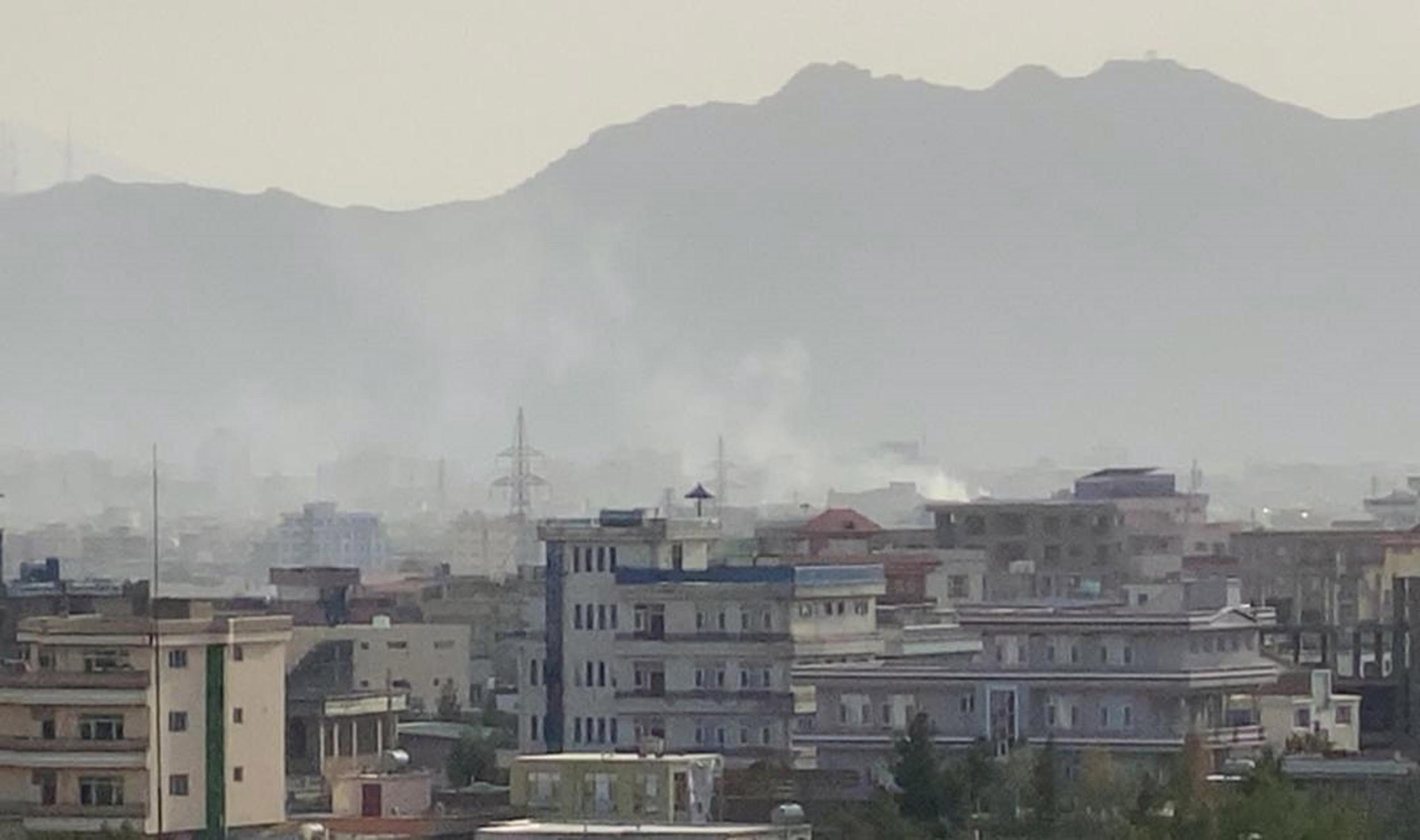 Vista de ondas de humo en el lugar tras una explosión cerca del Aeropuerto Internacional Hamid Karzai, en Kabul, Afganistán, hoy 29 de agosto de 2021. EFE/EPA/STRINGER
