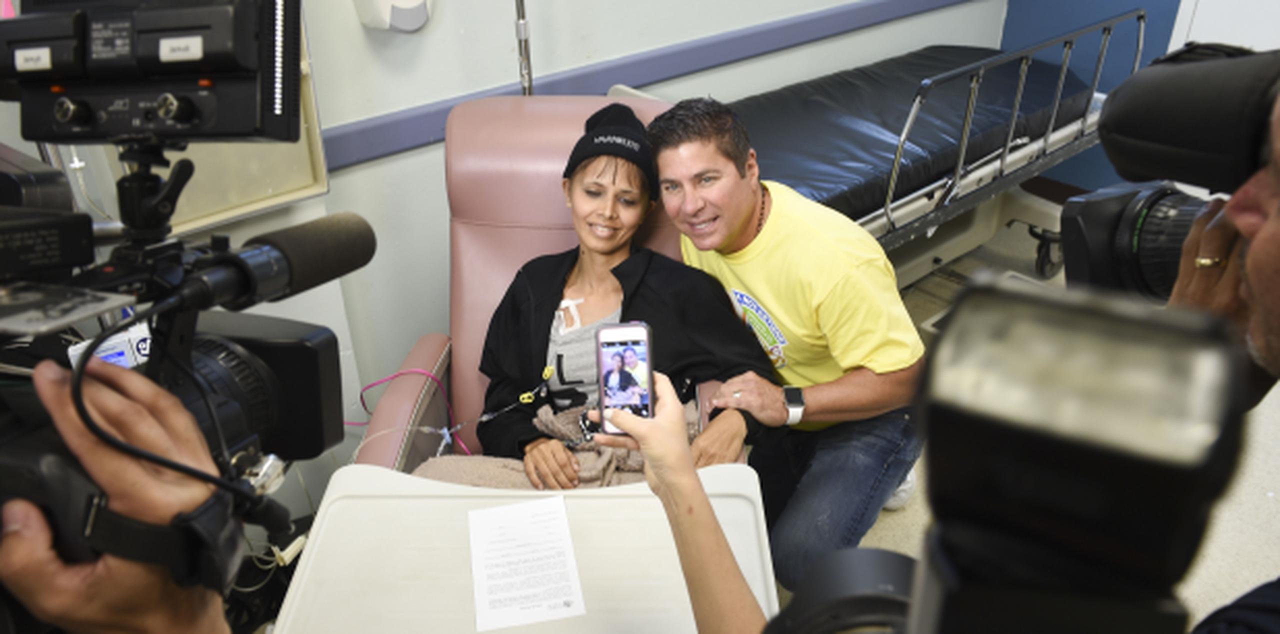 Arrieta comparte con una de las pacientes en el hospital. (Foto/Tony Zayas)
