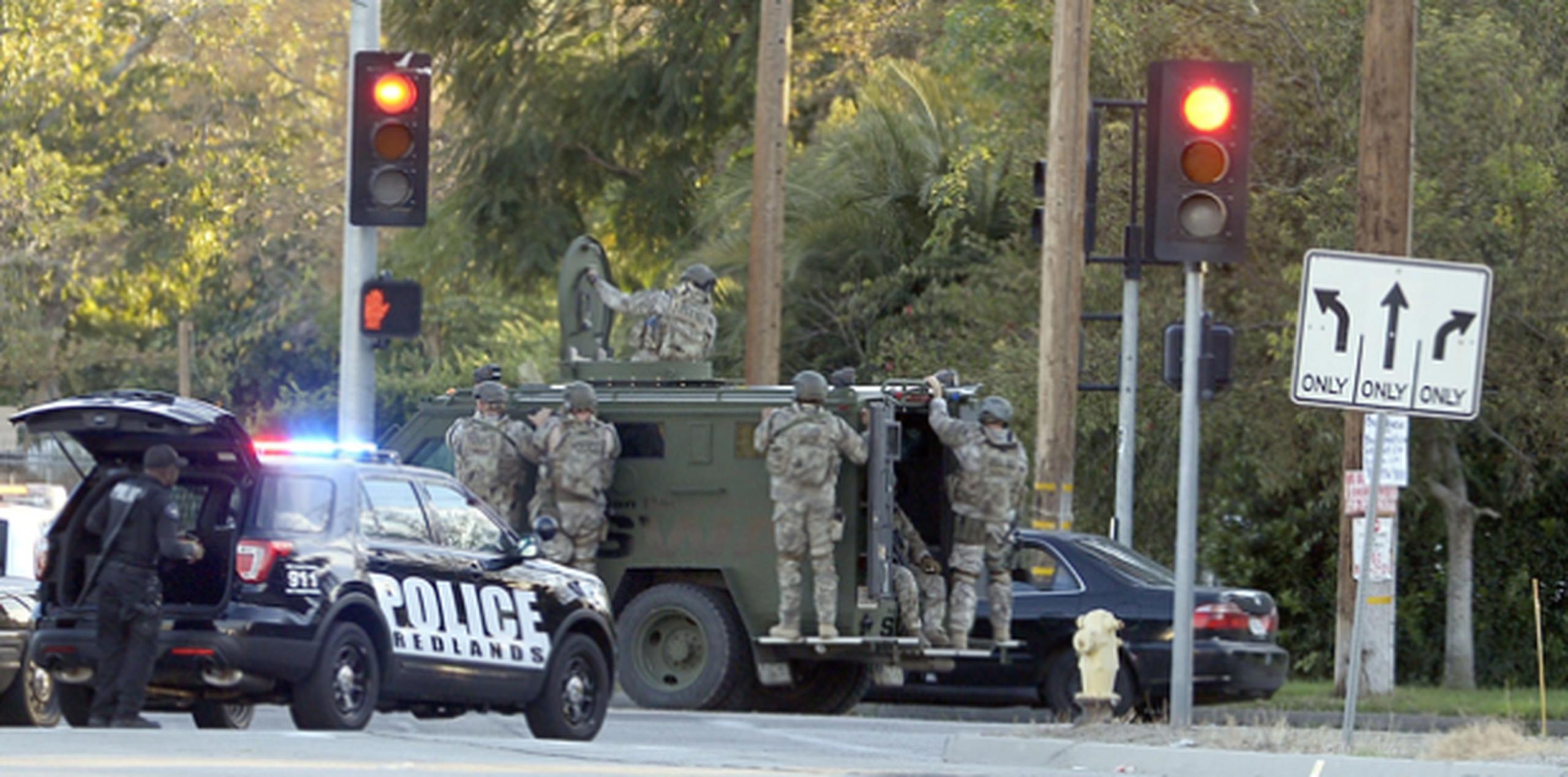 Miembros del SWAT llegan al lugar donde presuntamente fueron detenidos los sospechosos del tiroteo en San Bernardino. (EFE)