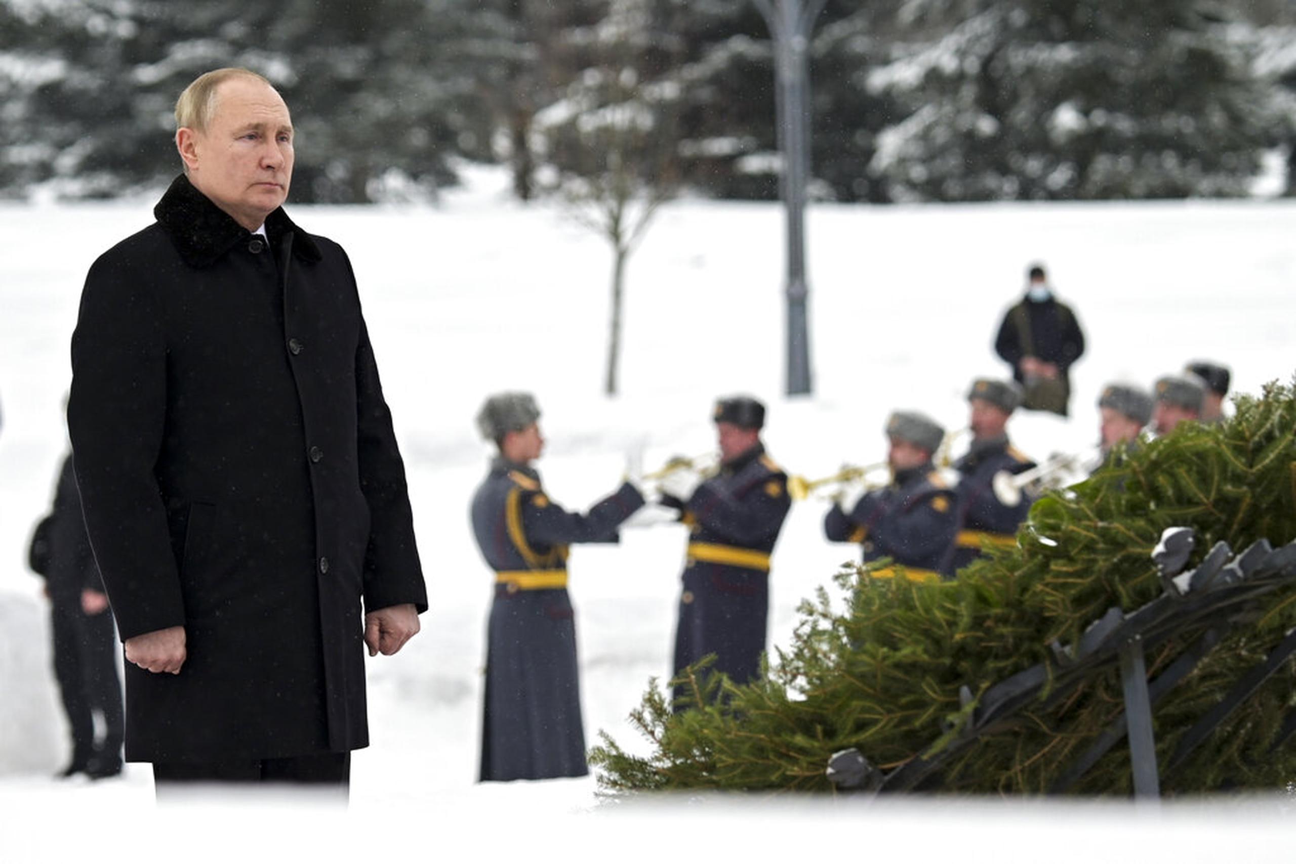 El presidente ruso Vladimir Putin asiste a una ceremonia conmemorativa de colocación de una ofrenda floral en el cementerio de Piskaryovskoye, donde fueron enterradas la mayoría de las víctimas del asedio de Leningrado durante la Segunda Guerra Mundial, en San Petersburgo, Rusia, el 27 de enero de 2022.