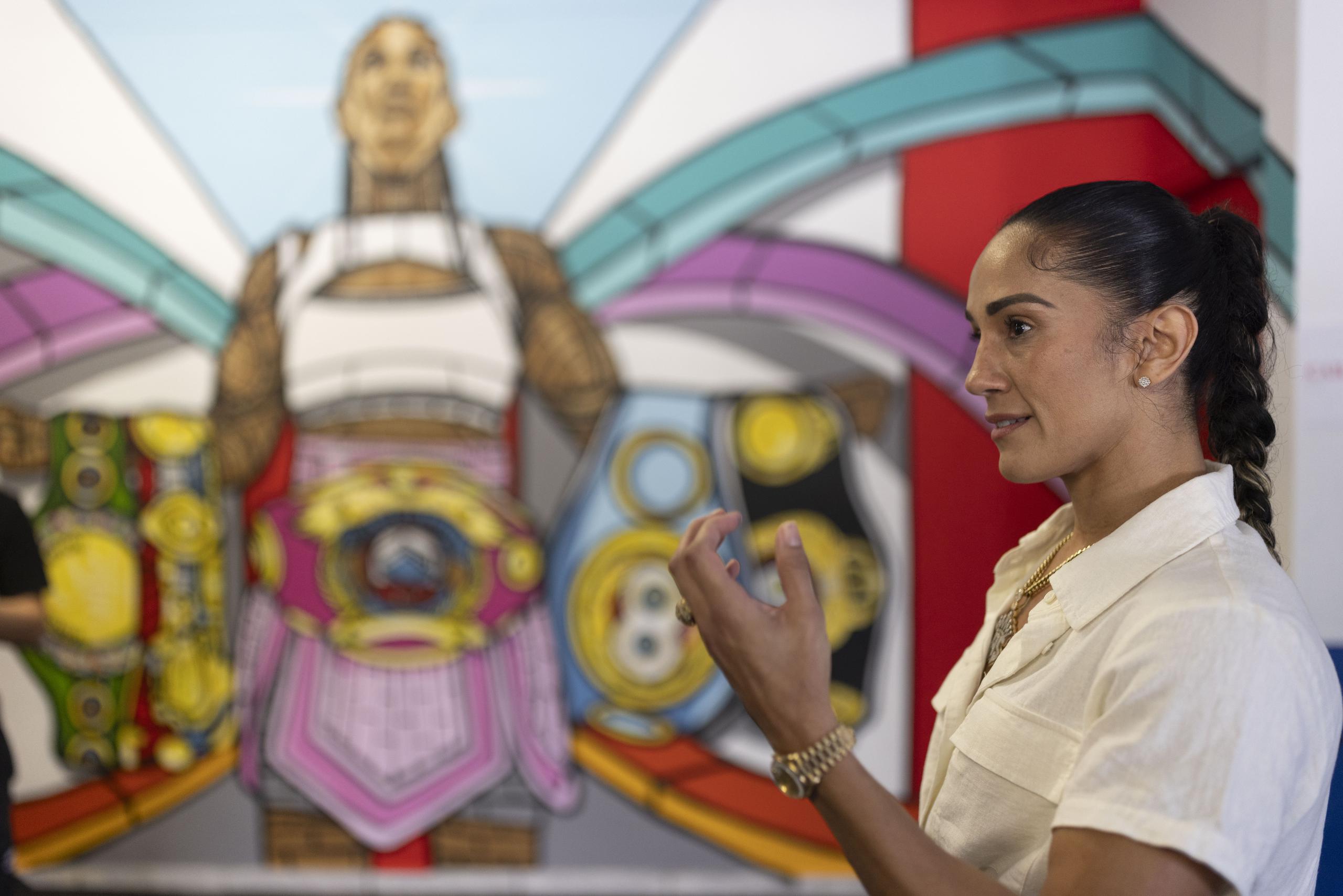 El gimnasio Municipal de Carolina incluyó en su renovación la creación de un mural dedicado a la campeona boricua, Amanda Serrano. 