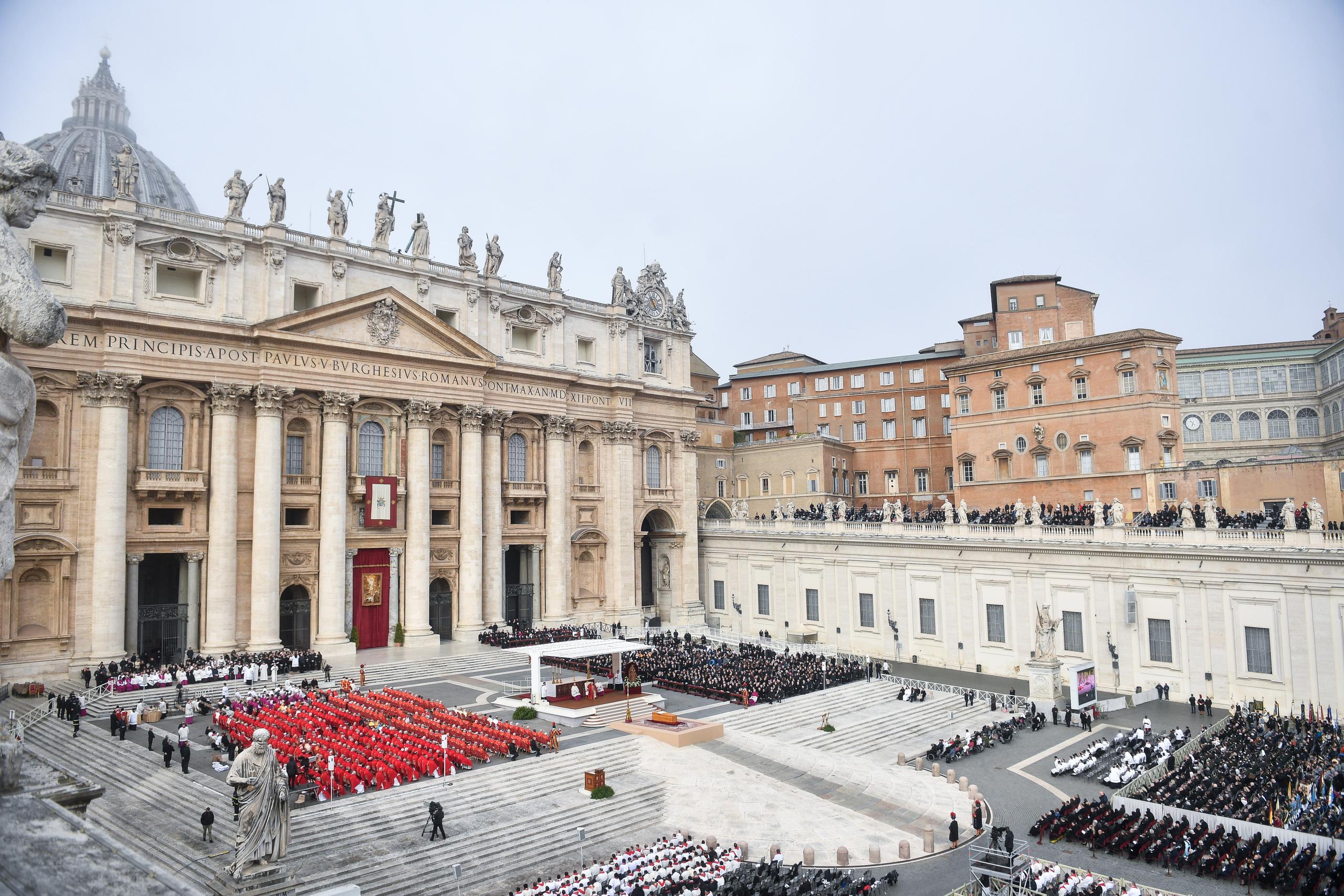 Vista del funeral del papa emérito Benedicto XVI.