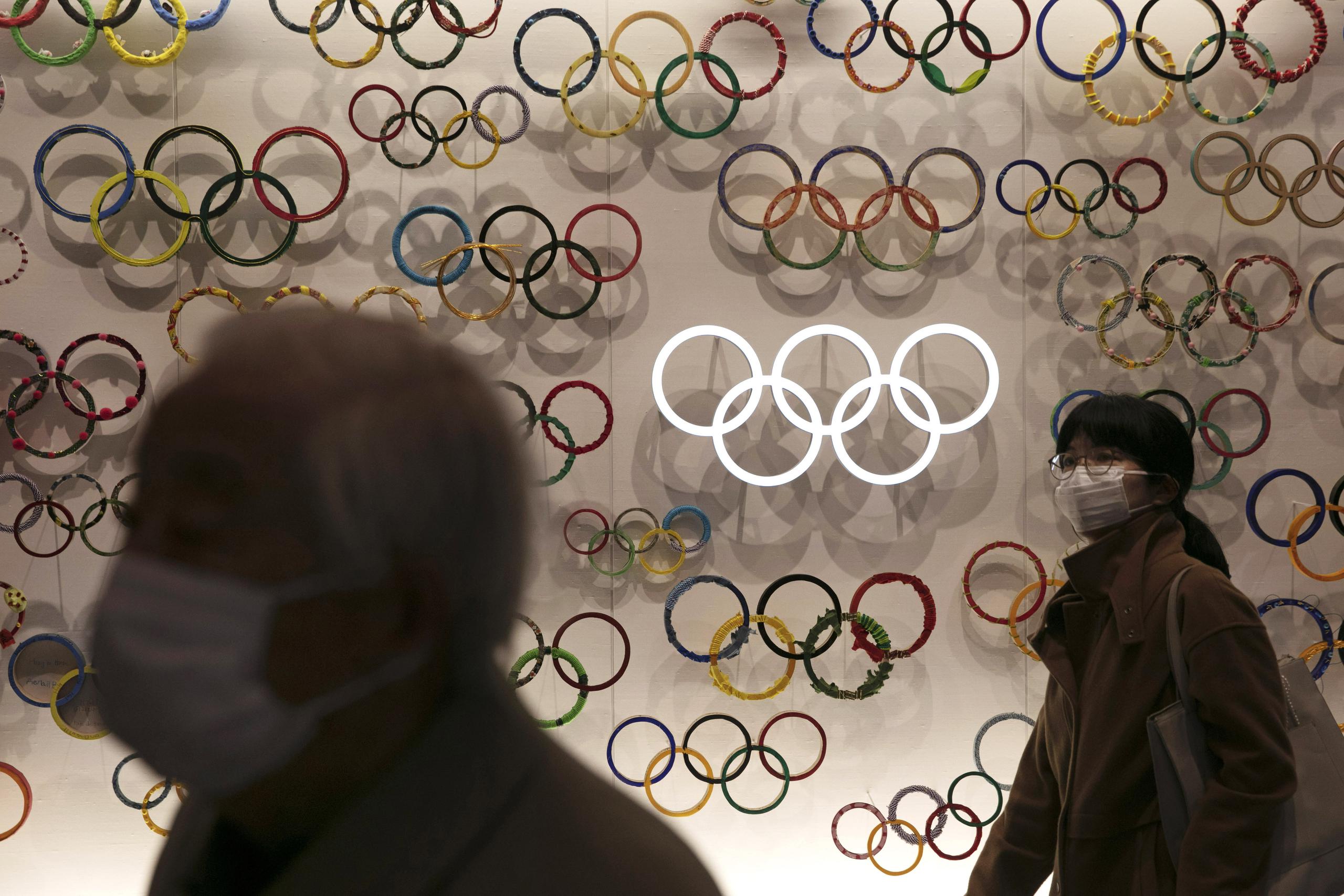 Un par de personas con mascarillas visitan el recién inaugurado Museo Olímpico de Japón.