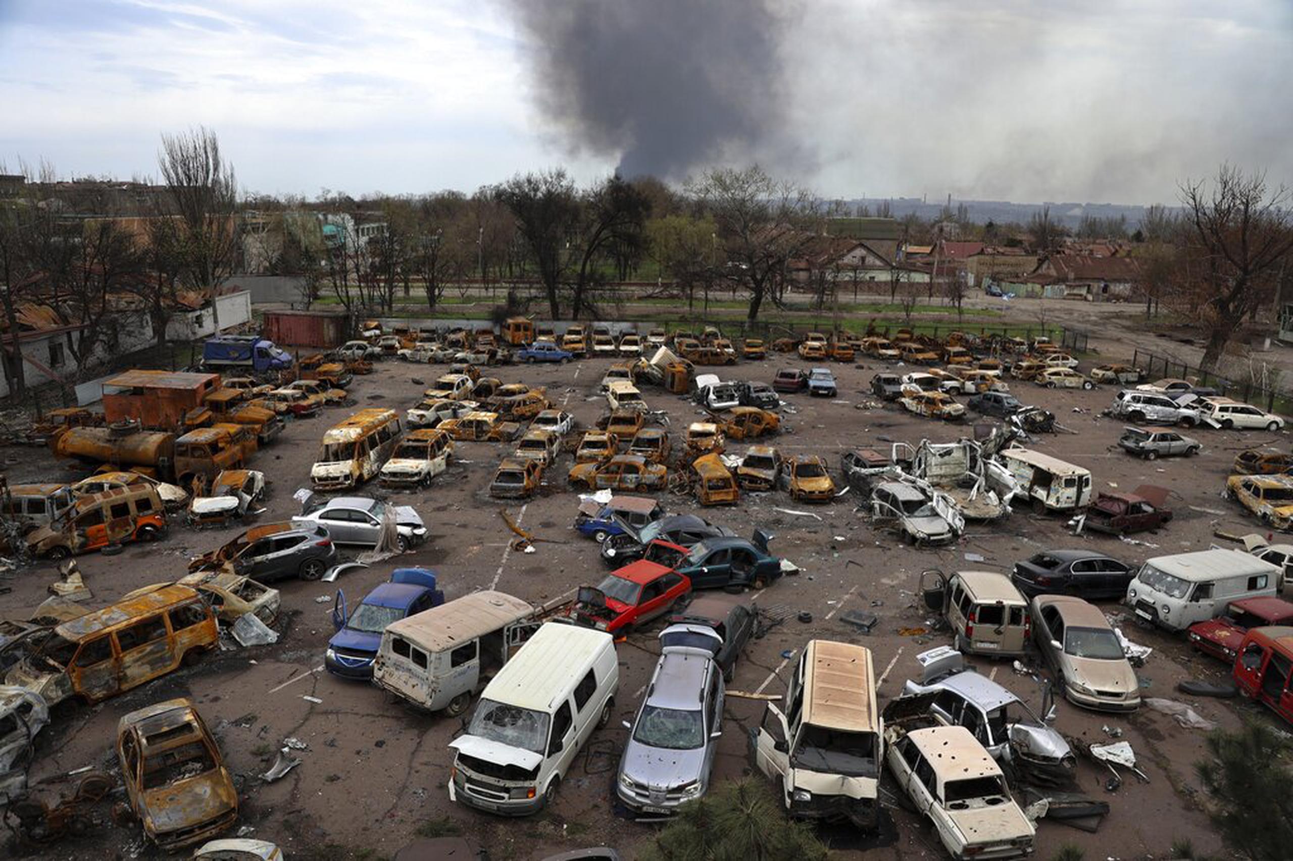 Vehículos dañados y quemados en una parte destruida de la planta metalúrgica Illich Iron & Steel Works, el 18 de abril de 2022 en Mariúpol, Ucrania.