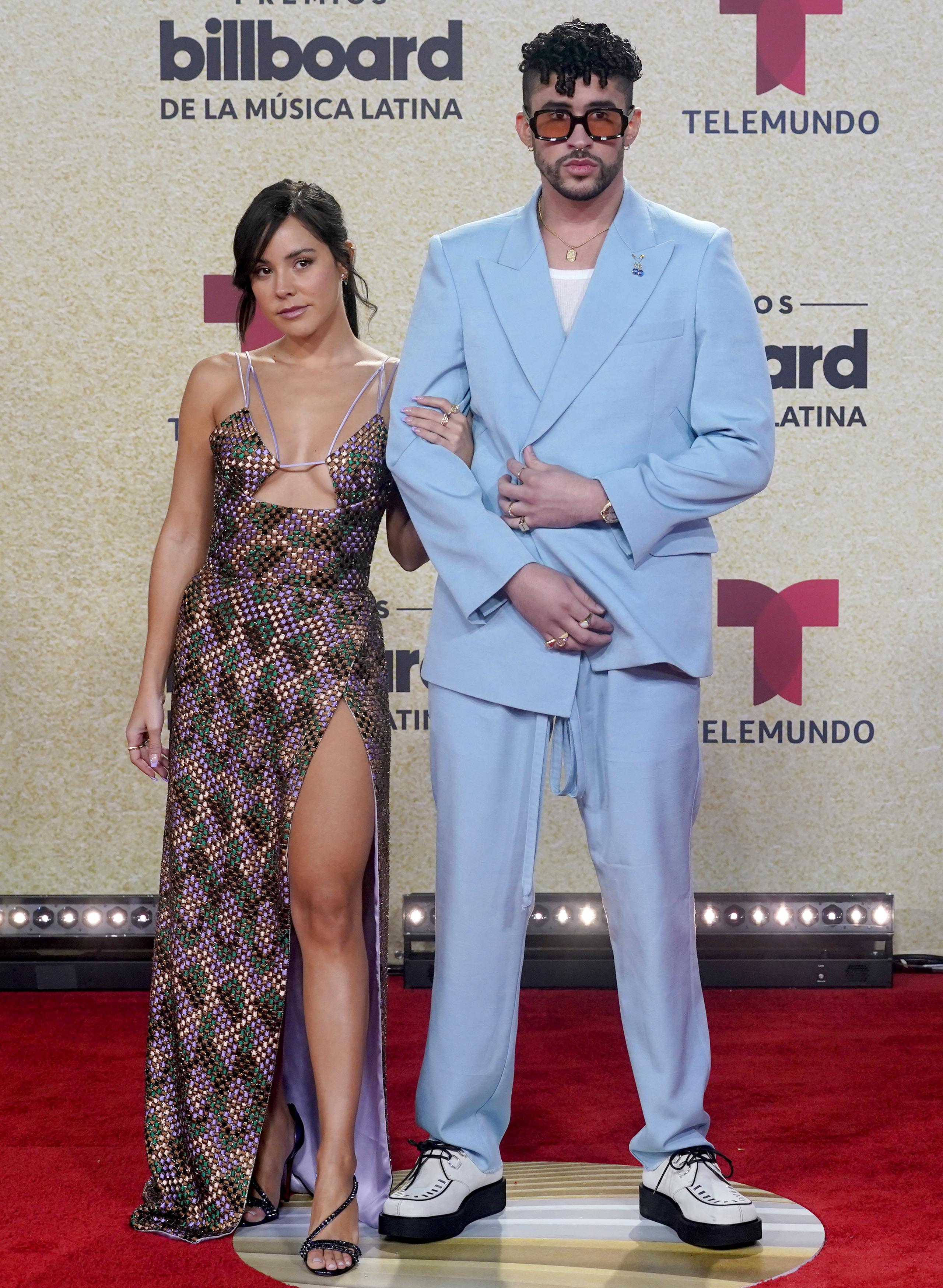 Bad Bunny desfila con su novia por la alfombra de los Billboard