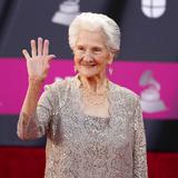 ¿Quién es Ángela Álvarez, la cantautora de 95 años que ganó “mejor nuevo artista”?