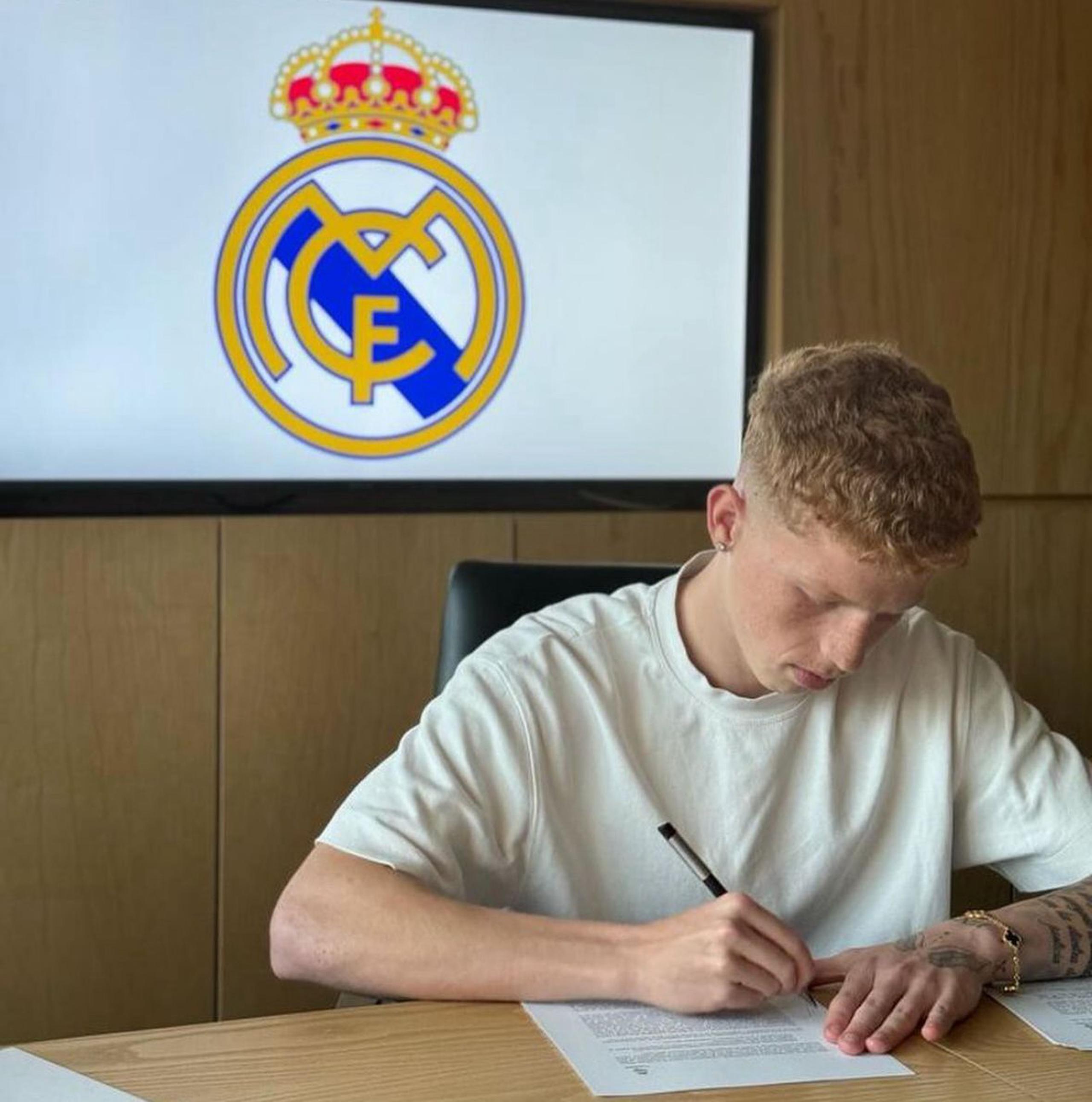 Jeremy de León firma su contrato con el Real Madrid.