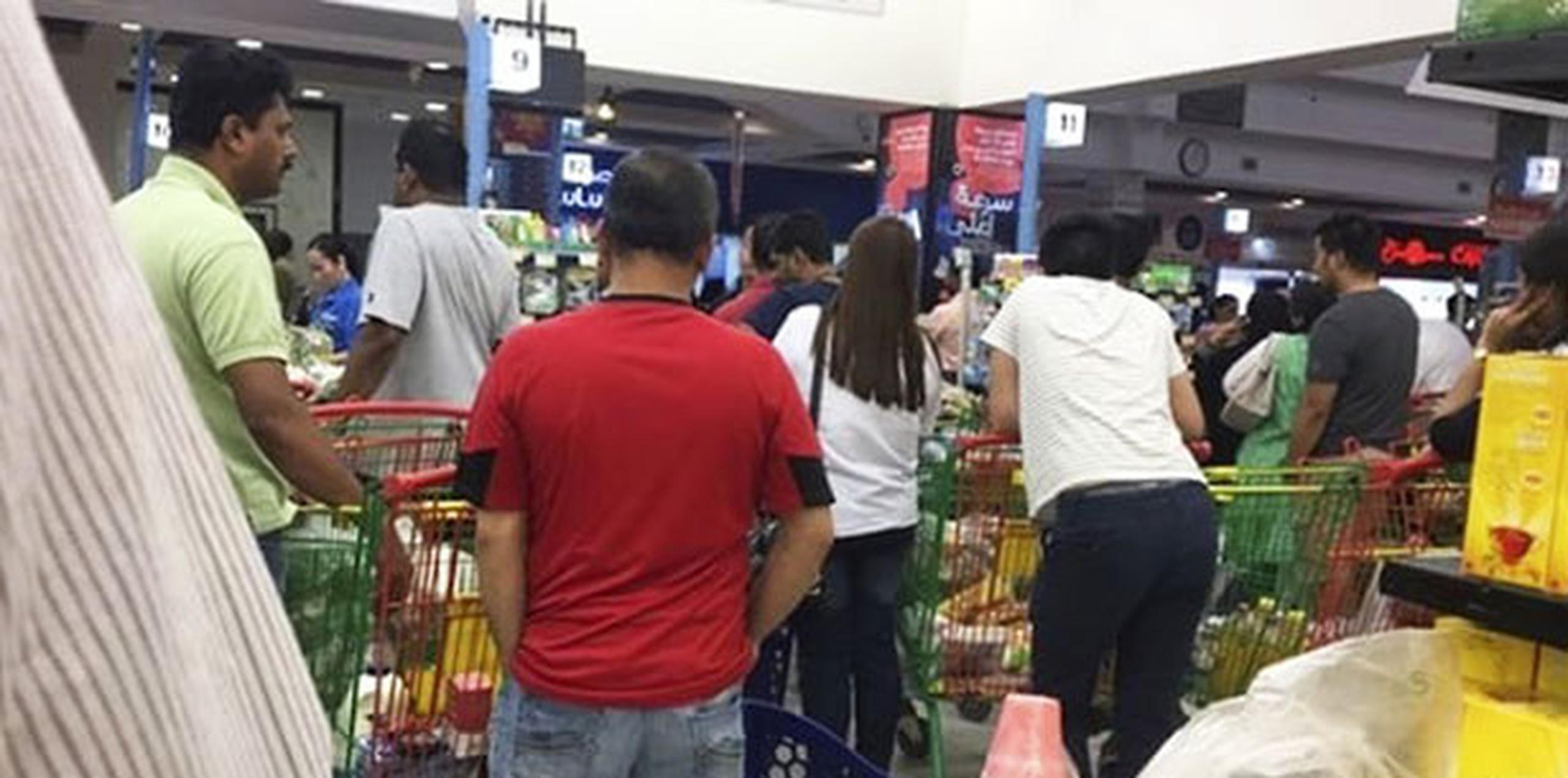 Ocurrieron compras de pánico en los supermercados.(AP)