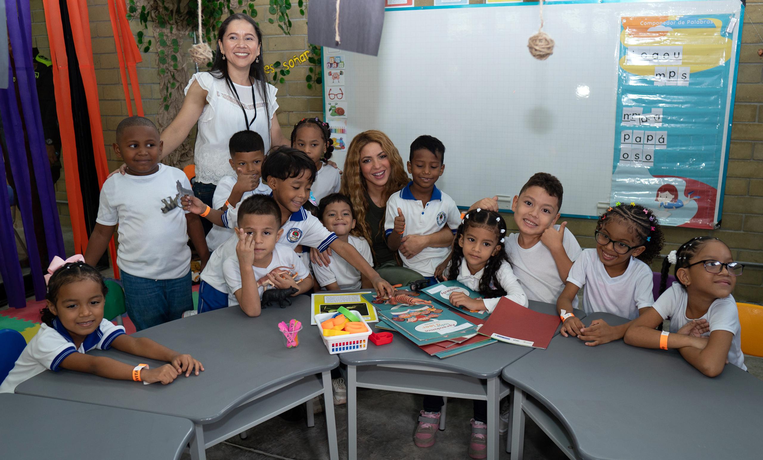 La Fundación Pies Descalzos de la cantante colombiana Shakira ha construido unos nueve colegios en áreas suprimidas de Colombia.