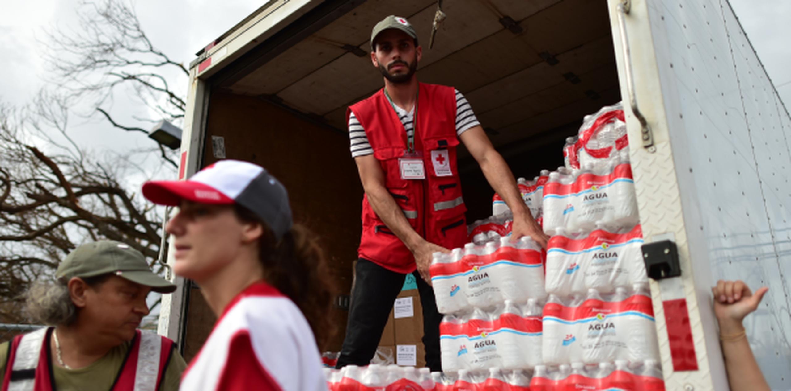 La Cruz Roja visitó los 78 municipios de Puerto Rico para distribuir alimentos y agua a los residentes. (Archivo)