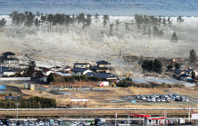 El terremoto y el tsunami dejaron más de 18,000 fallecidos, y destruyeron muchas viviendas y negocios.
