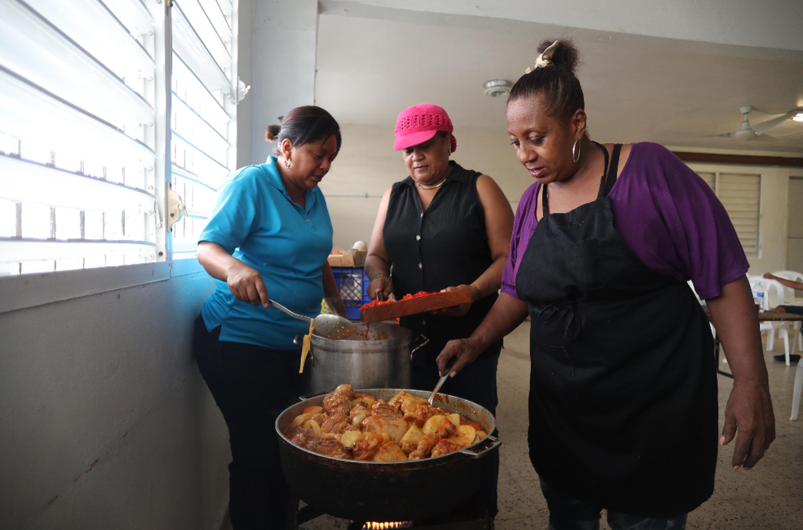Prepararon 500 almuerzos que incluían, arroz blanco, habichuelas y pollo guisado. (Vanessa Serra Diaz)