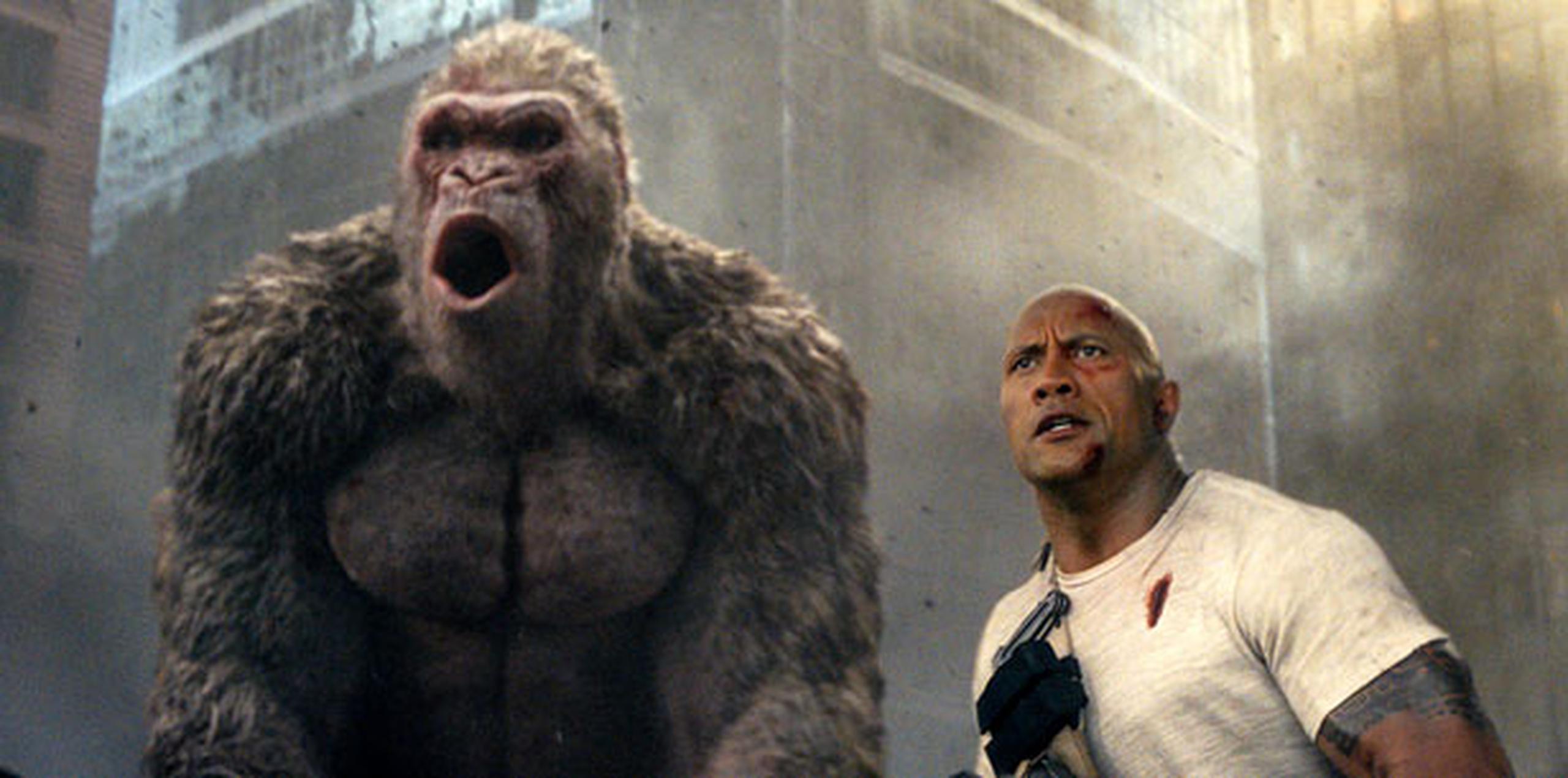Johnson encarna en el filme a un primatólogo que mantiene un vínculo especial con George, un gorila de inteligencia extraordinaria (AP)