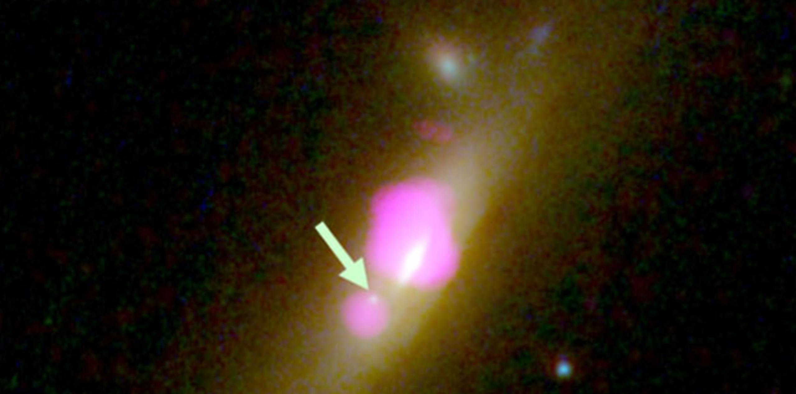 Uno de los dos agujeros negros es más pequeño que el otro y aparentemente no tiene estrellas. (AP)
