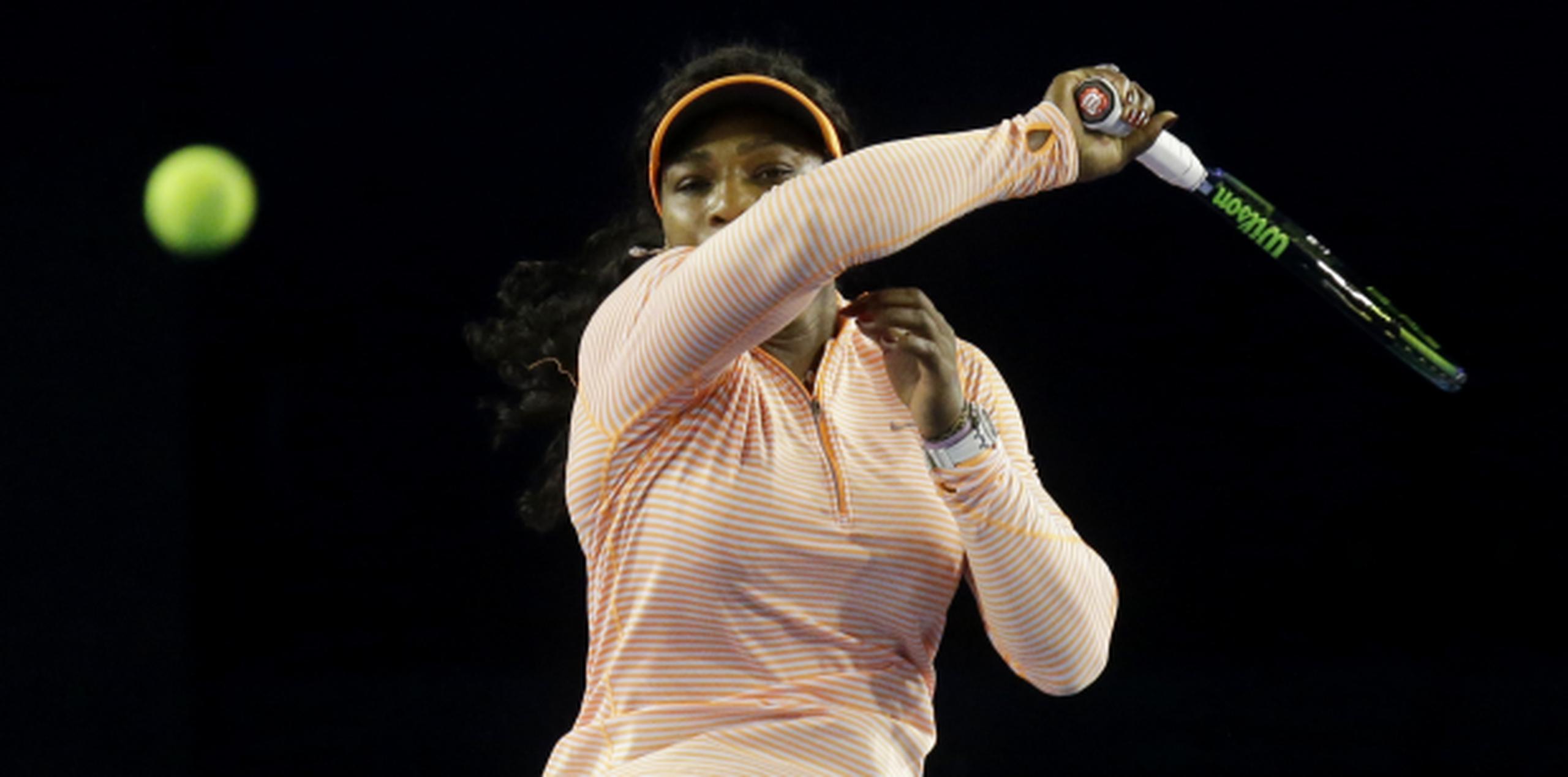 La campeona defensora del Abierto de Australia, Serena Williams, estuvo practicando en las canchas del Rod Laver Arena. (AP/Mark Baker)
