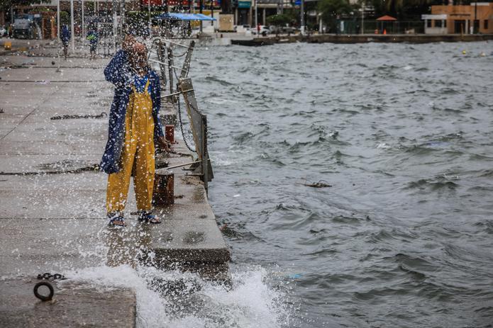 Un hombre observa el mar picado en un malecón tras el paso de la tormenta Nora en el balneario de Acapulco, en el estado de Guerrero (México).  EFE/ David Guzmán
