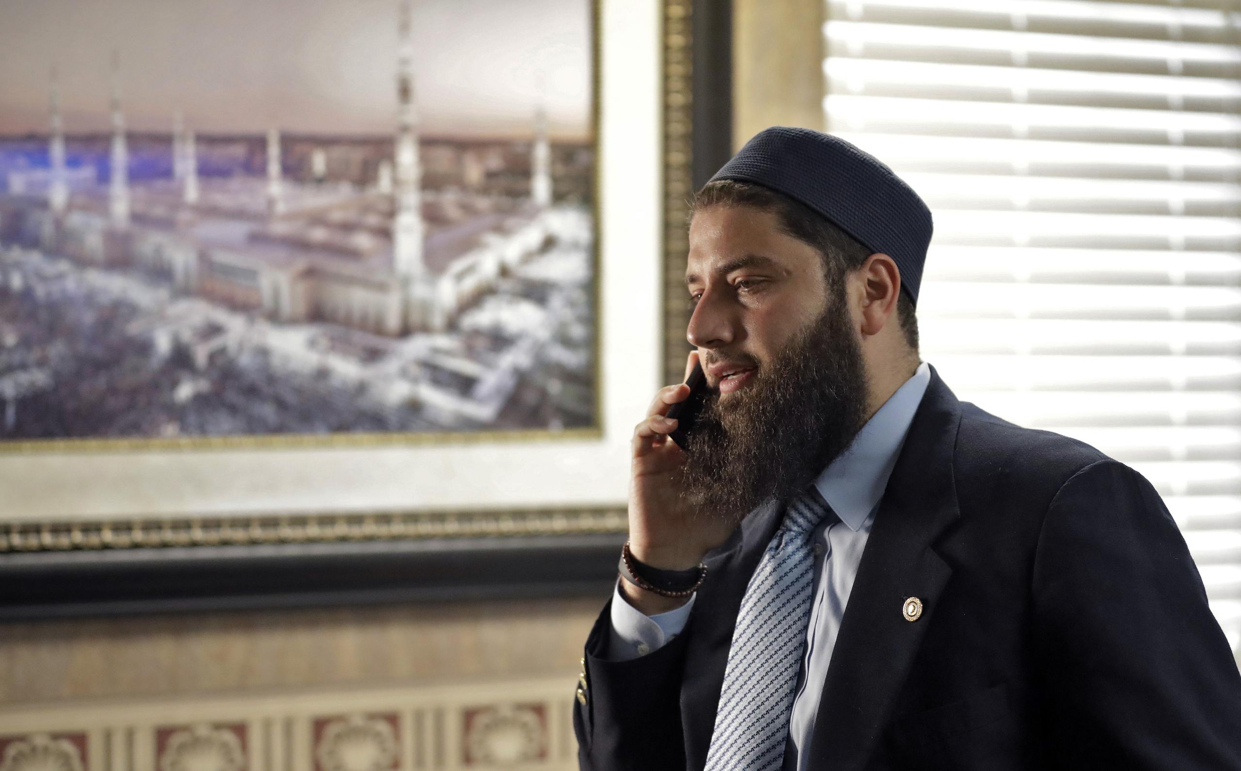 Hassan Shibly habla por teléfono antes de una conferencia de prensa en Miami, Florida