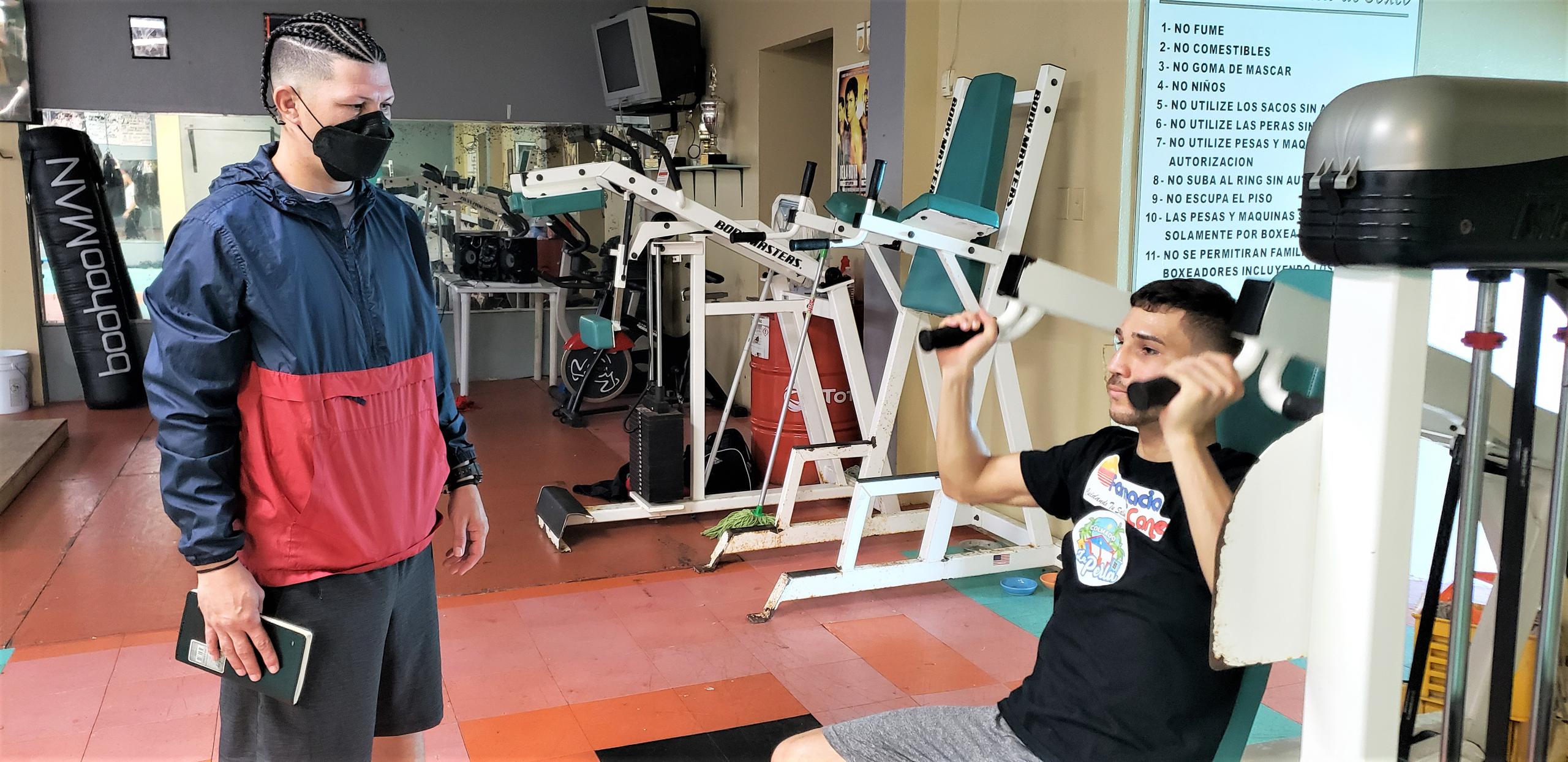 Román Martínez (derecha) diseñó un regimen de entrenamiento para aumentar la masa muscular de Wilfredo "Bimbito" Méndez.