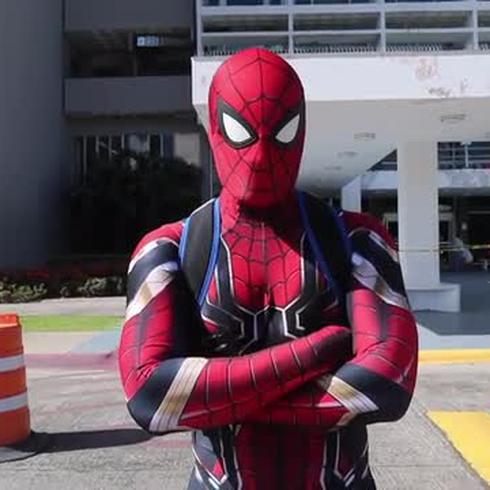 Félix Santana, un pelotero convertido en el Spider-Man de los enfermos