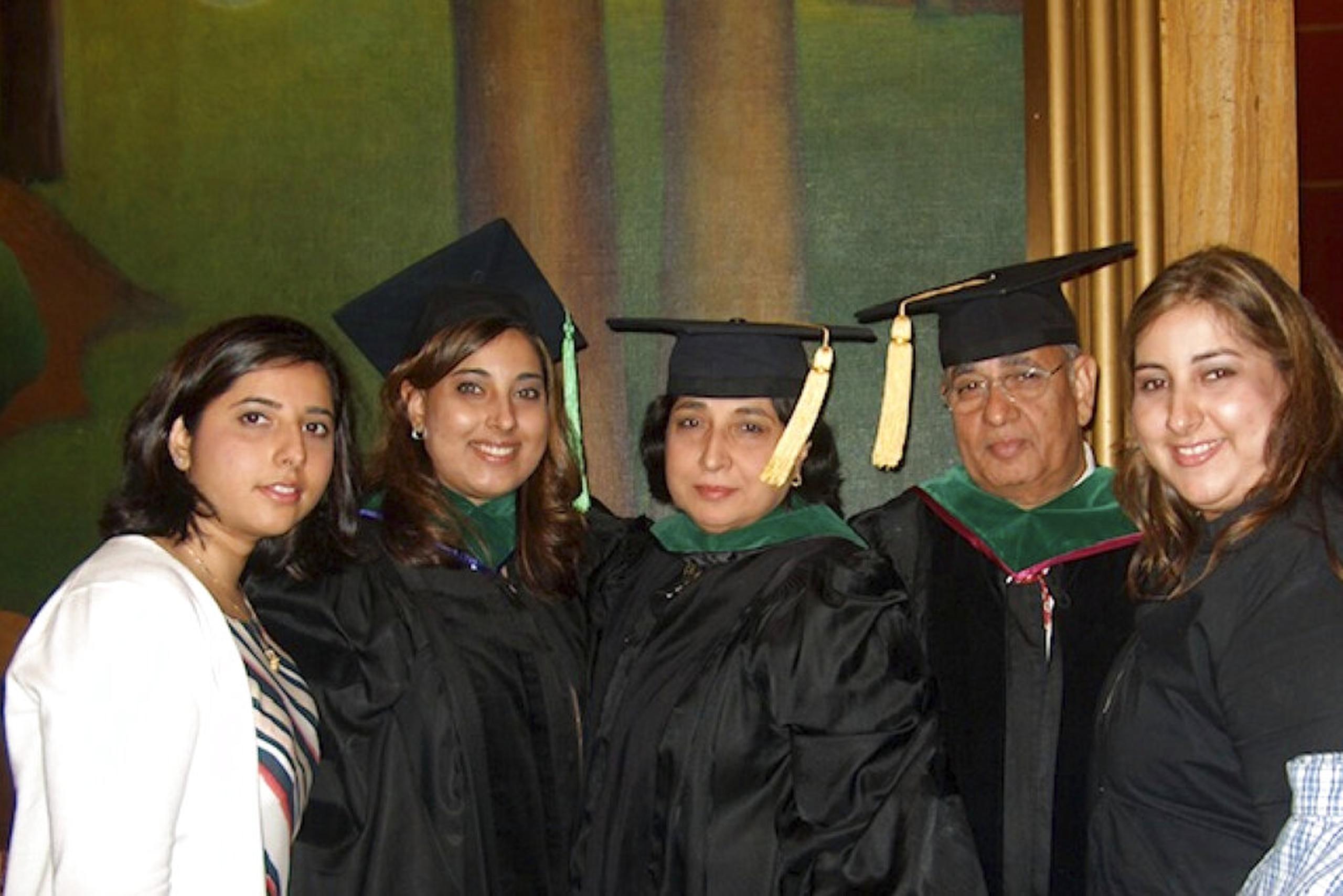 Foto sin fecha de Anisha, Sughanda, Kamlesh, Satyender y Priya Khanna, cinco médicos de una misma familia india radicada en Glen Ridge, Nueva Jersey.