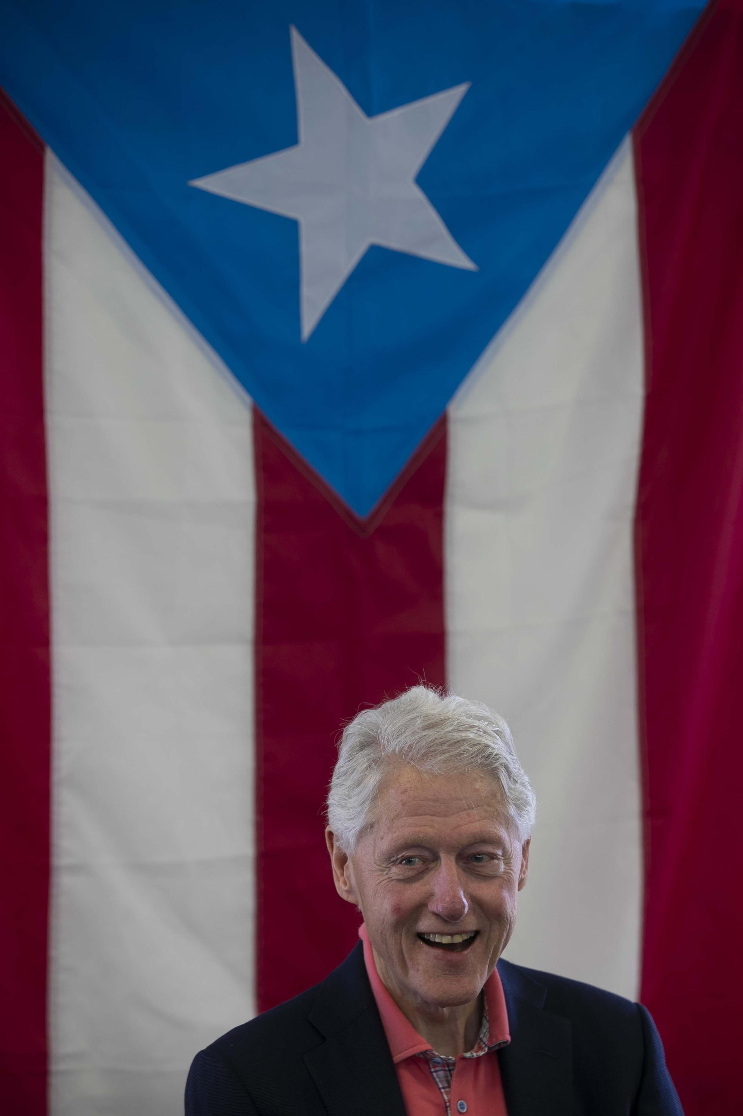 Visita a del ex presidente Bill Clinton al proyecto Caras con Causa en Cataño.