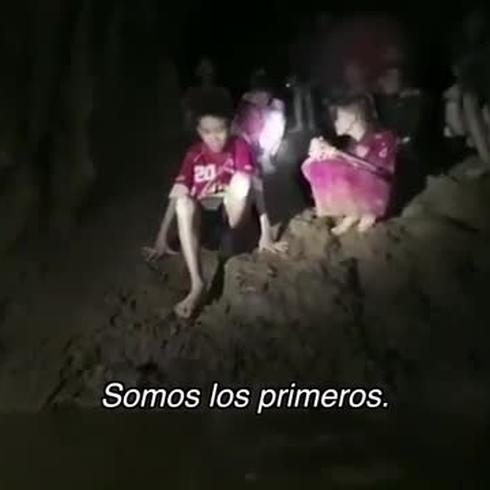Publican un estremecedor vídeo de los niños atrapados en una cueva tailandesa 