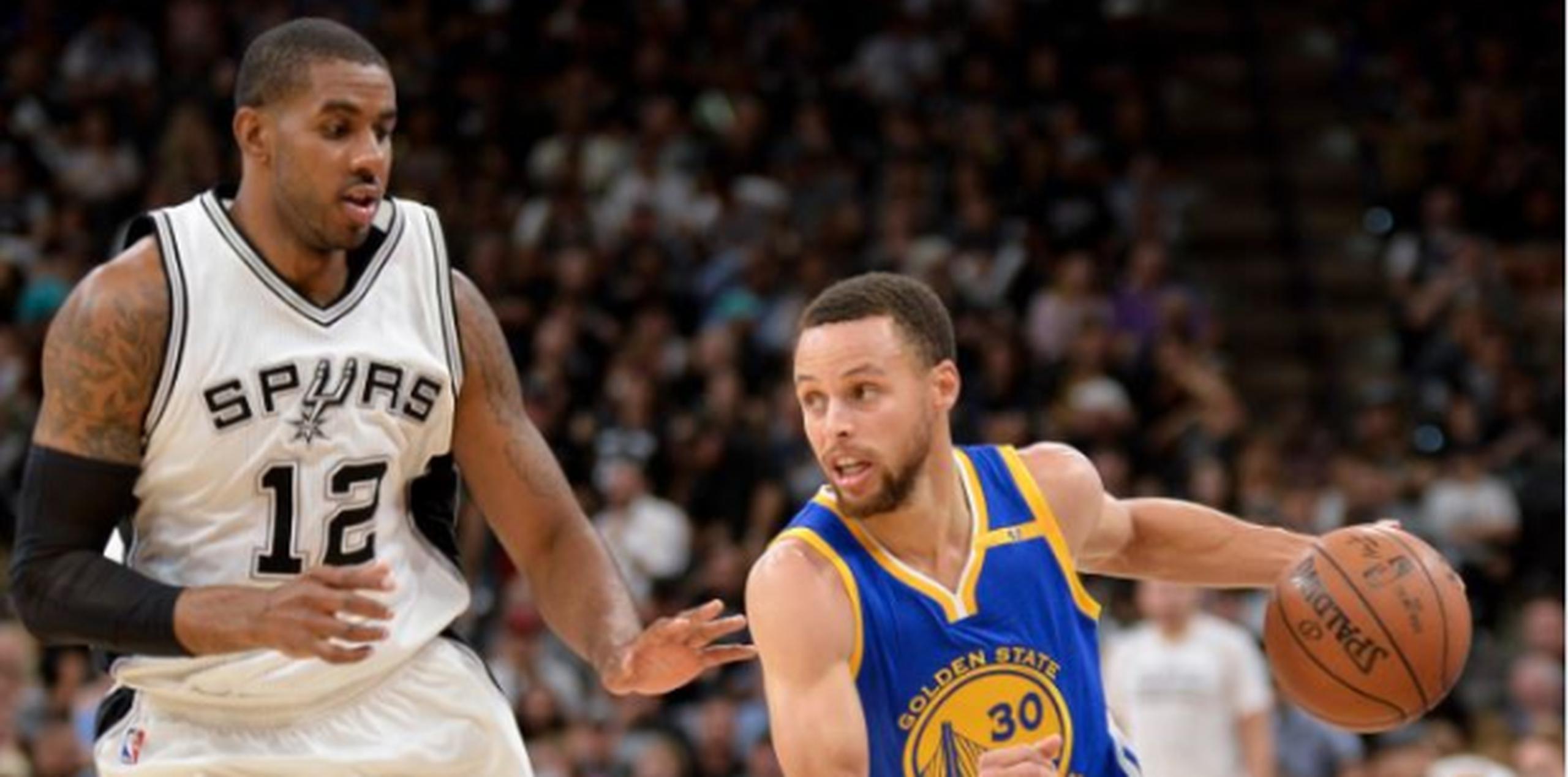 Curry y Thompson, que la noche anterior fueron las figuras de otro triunfo espectacular ante los Rockets de Houston, aportaron 29 y 23 puntos, respectivamente, que dejaron sin opción a los Spurs. (AP)