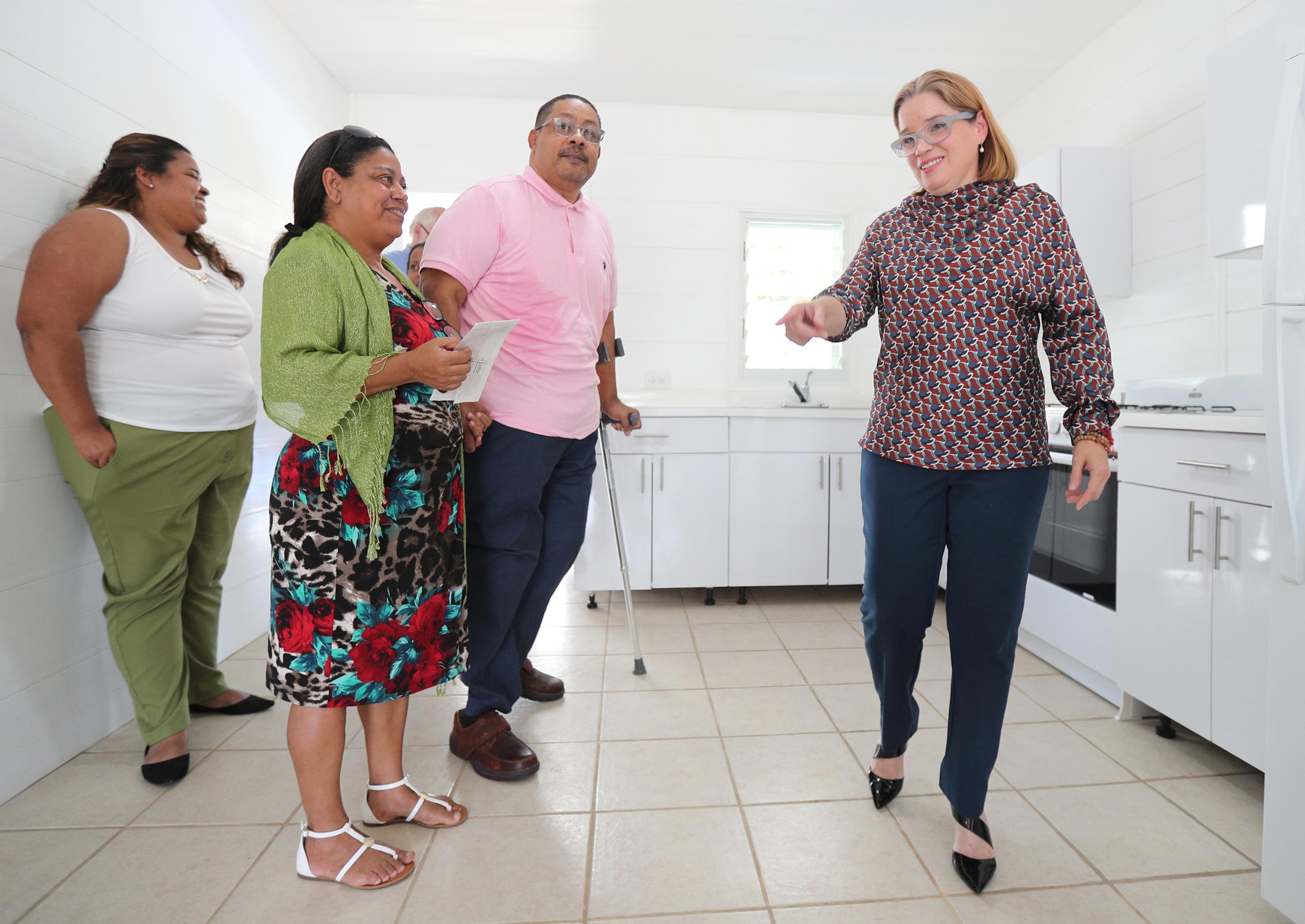 La alcaldesa de San Juan Carmen Yulín Cruz Soto entregó una residencia en PVC a una familia que se vio afectada tras el paso de los huracanes Irma y María. (juan.martinez@gfrmedia.com)
