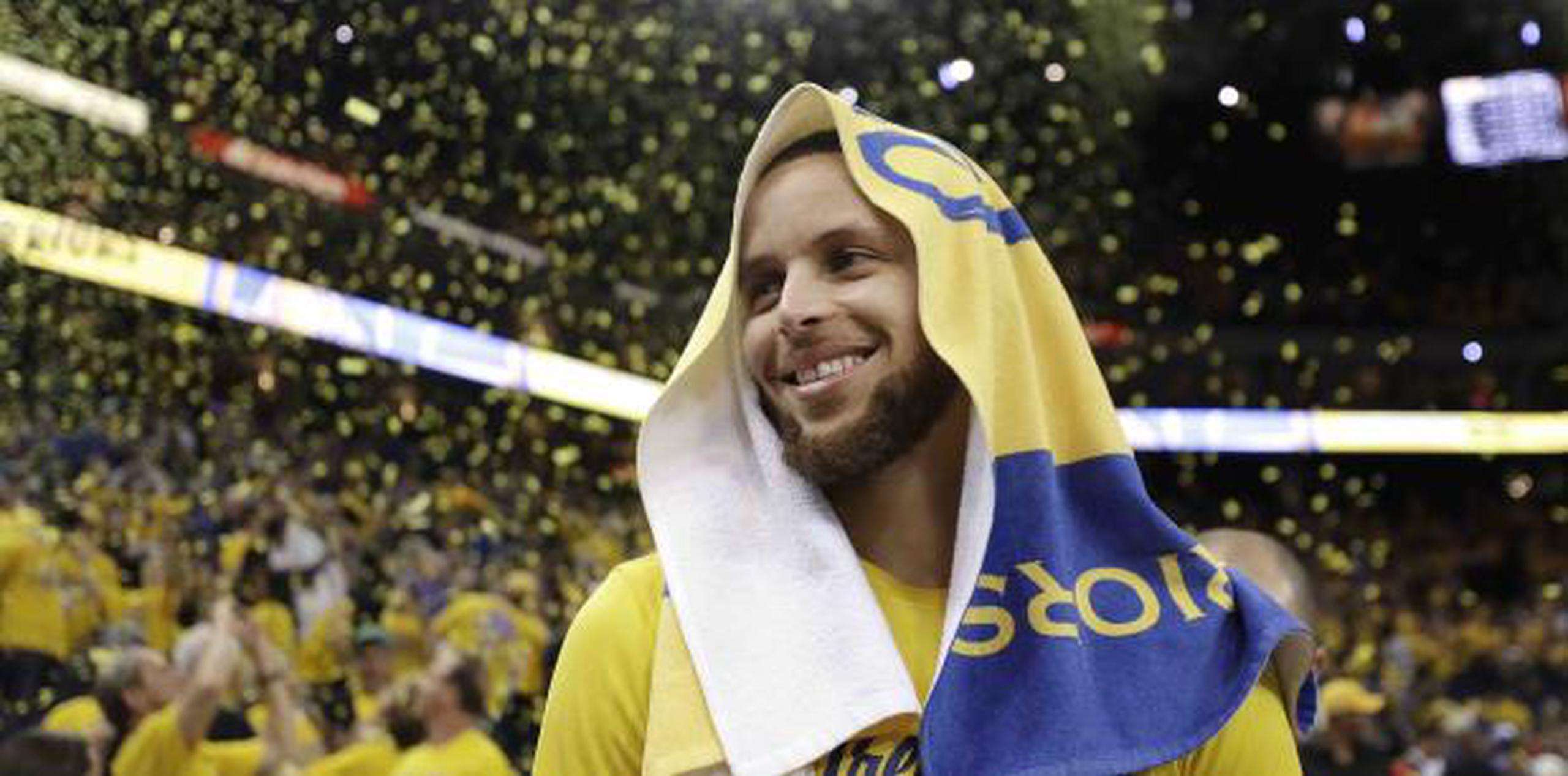 Stephen Curry sonríe después del juego 3 de la Final de Conferencia. (AP Photo/Marcio Jose Sanchez)