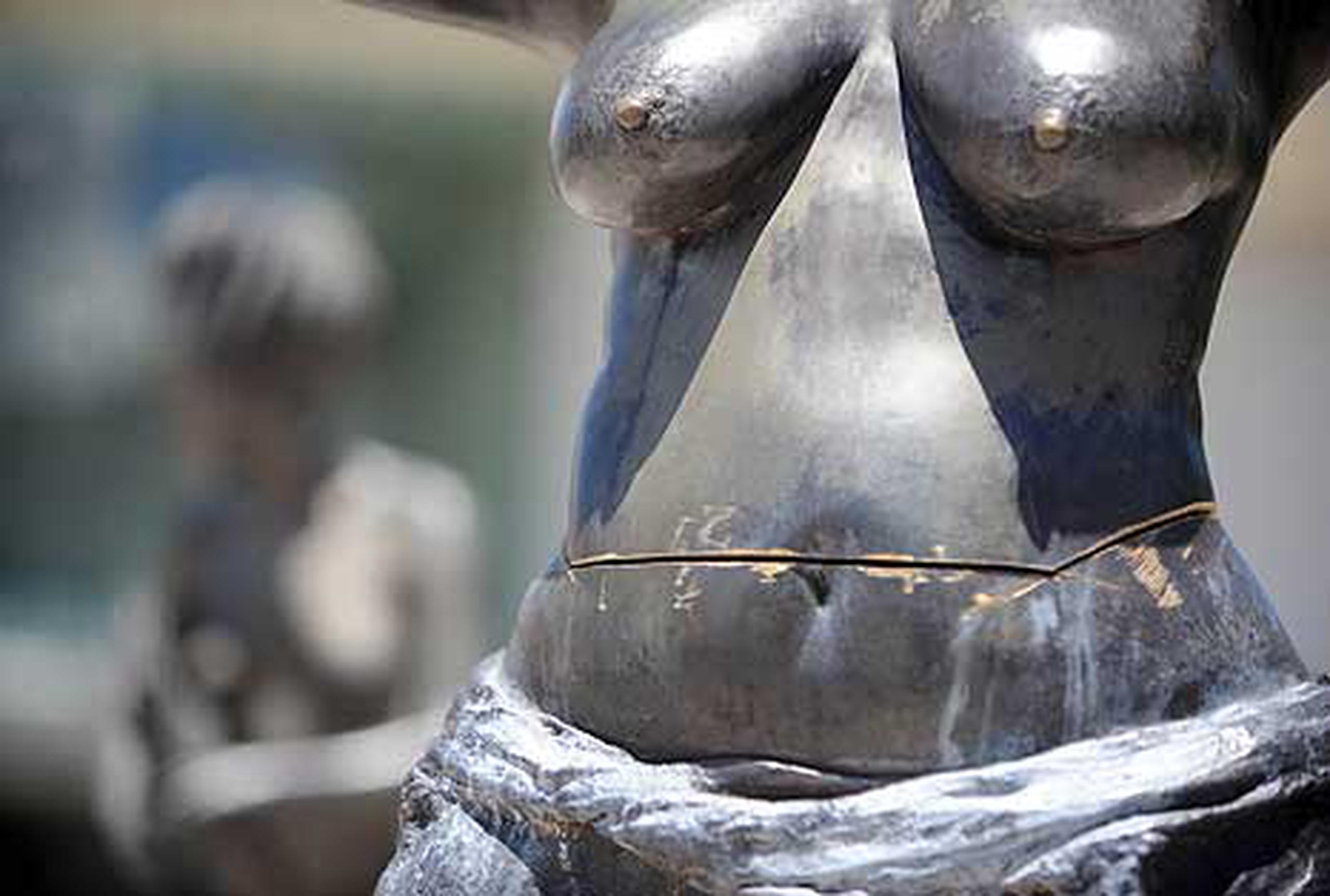 Vandalizan una de las Musas del Centro de Bellas Artes para intentar sacarle el cobre. (Ana María Abruña / Primera Hora)