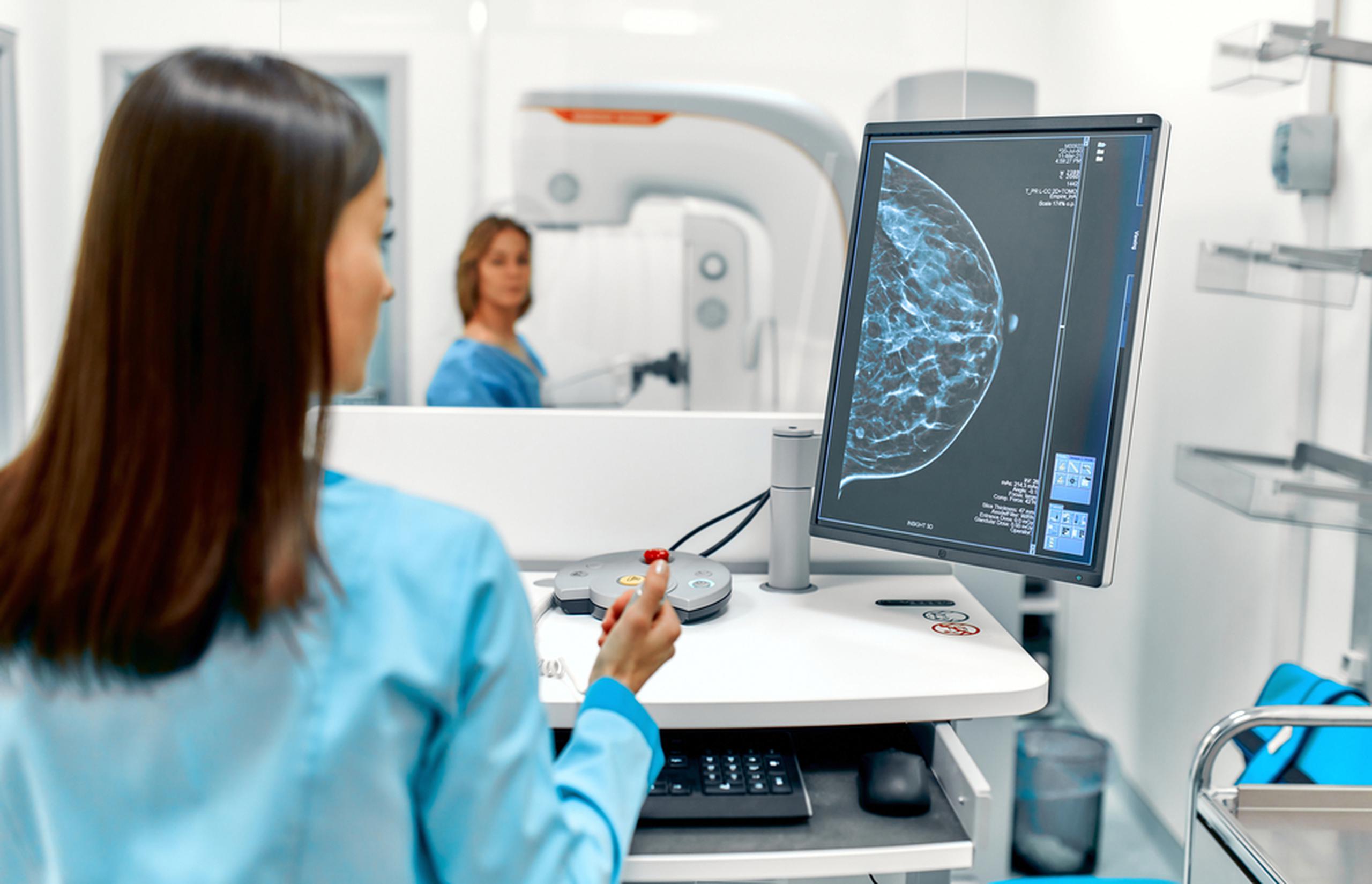 Estudios radiológicos especializados pueden ayudar en la detección temprana de pequeños cánceres del seno que podrían permanecer ocultos en los mamogramas convencionales.
