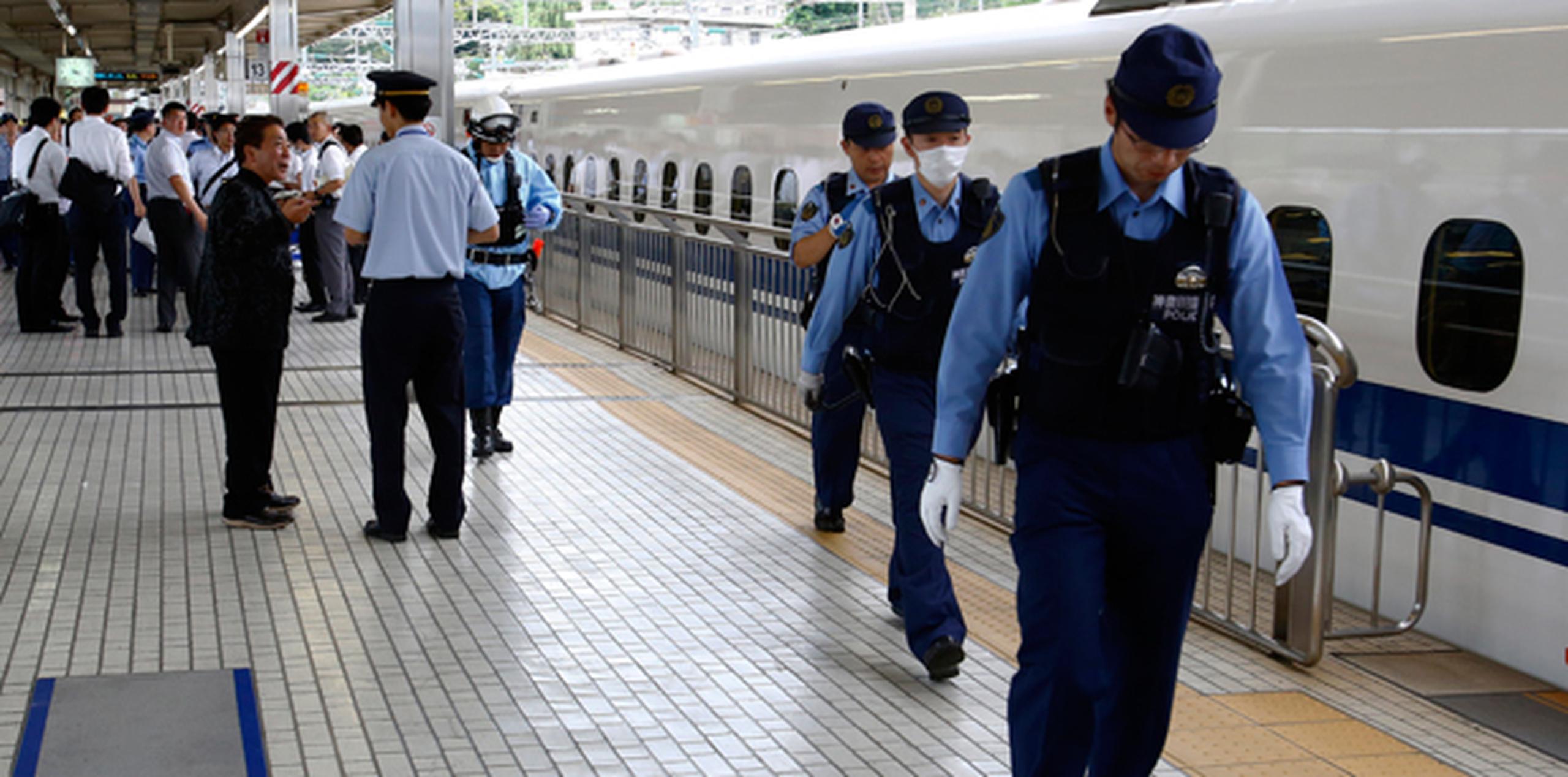 Un agente de policía de la prefectura de Kanagawa confirmó el fallecimiento de una pasajera y dijo que el hombre que se inmoló estaría también muerto. (AP)