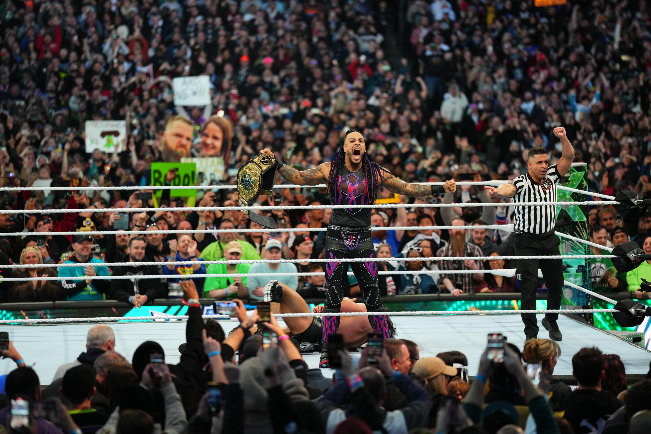 Damian Priest alza el campeonato peso pesado de la WWE luego de vencer a Drew McIntyre en Wrestlemania 40.