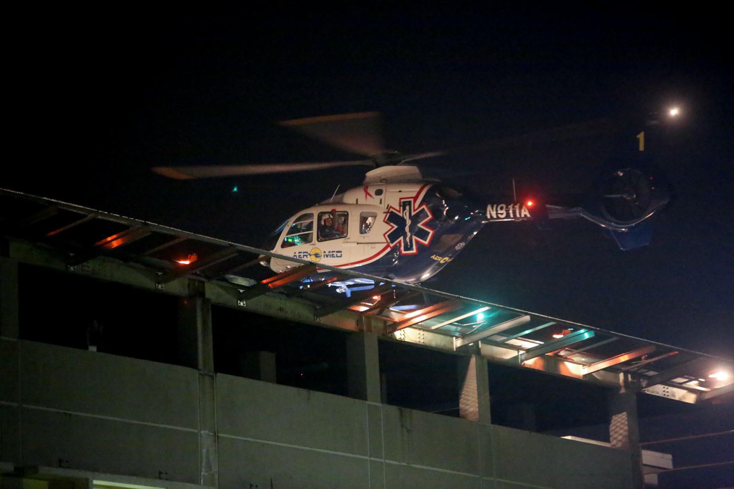 Individuo llega al Centro Médico en ambulancia aérea.