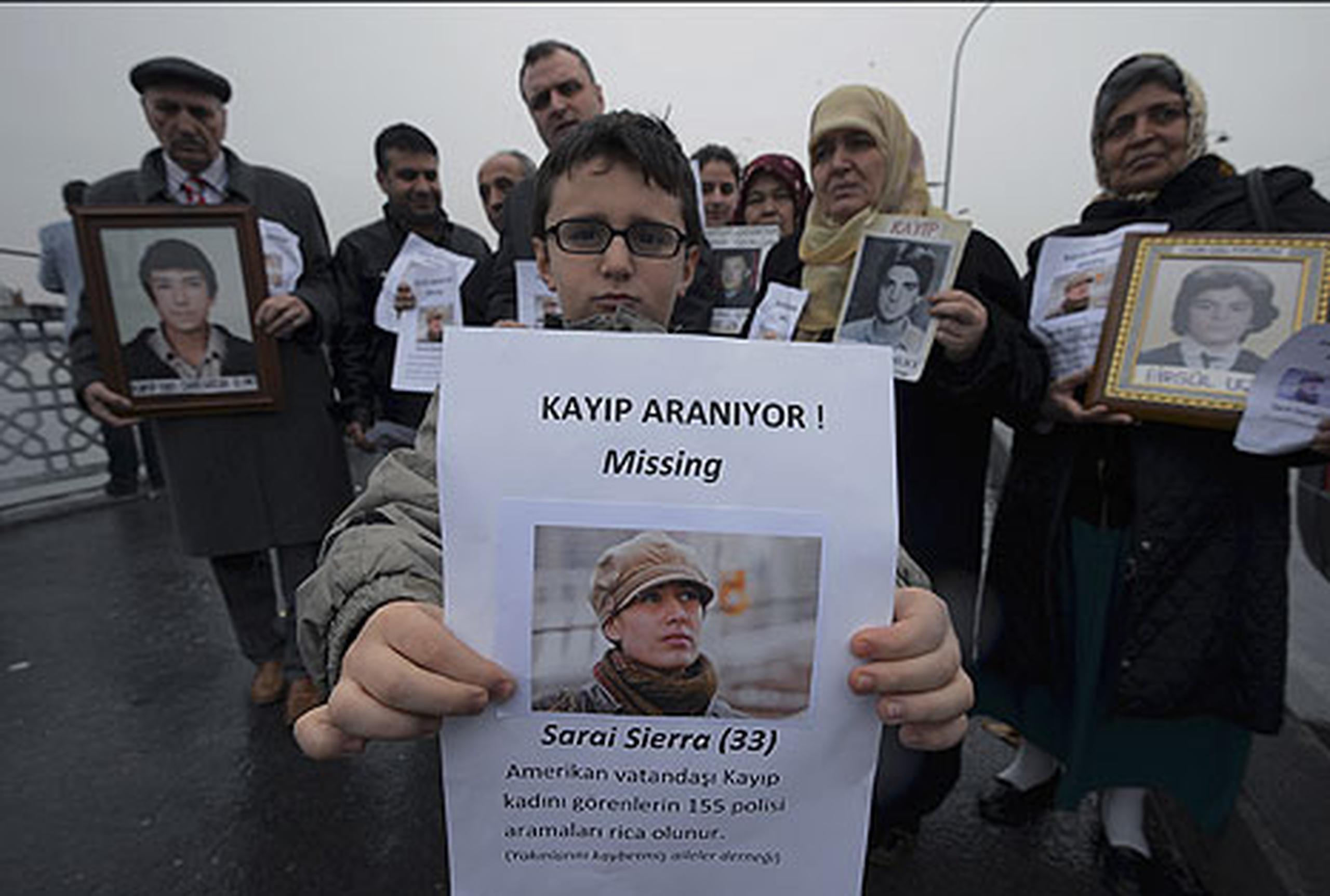 Miembros de la Asociación para las Familias con personas desaparecidas (Yakad, según las siglas en turco) salieron a las calles con la foto de Saraí para ayudar en su búsqueda. (AP)