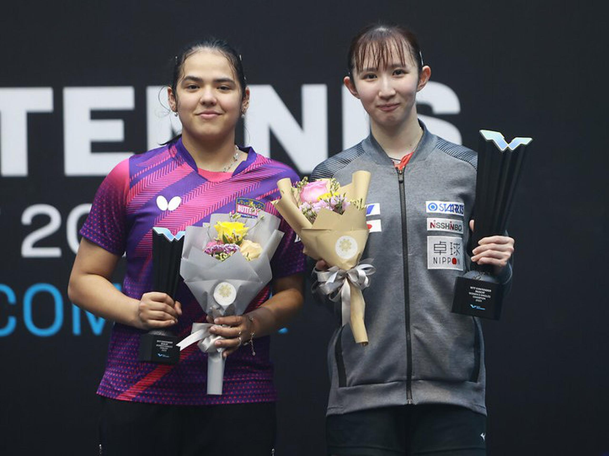 Adriana Díaz posa aquí junto a Hina Hayata, la japonesa y sexta clasificada del mundo que le derrotó en la final del torneo Contender en Omán. (Flickr / WTT)
