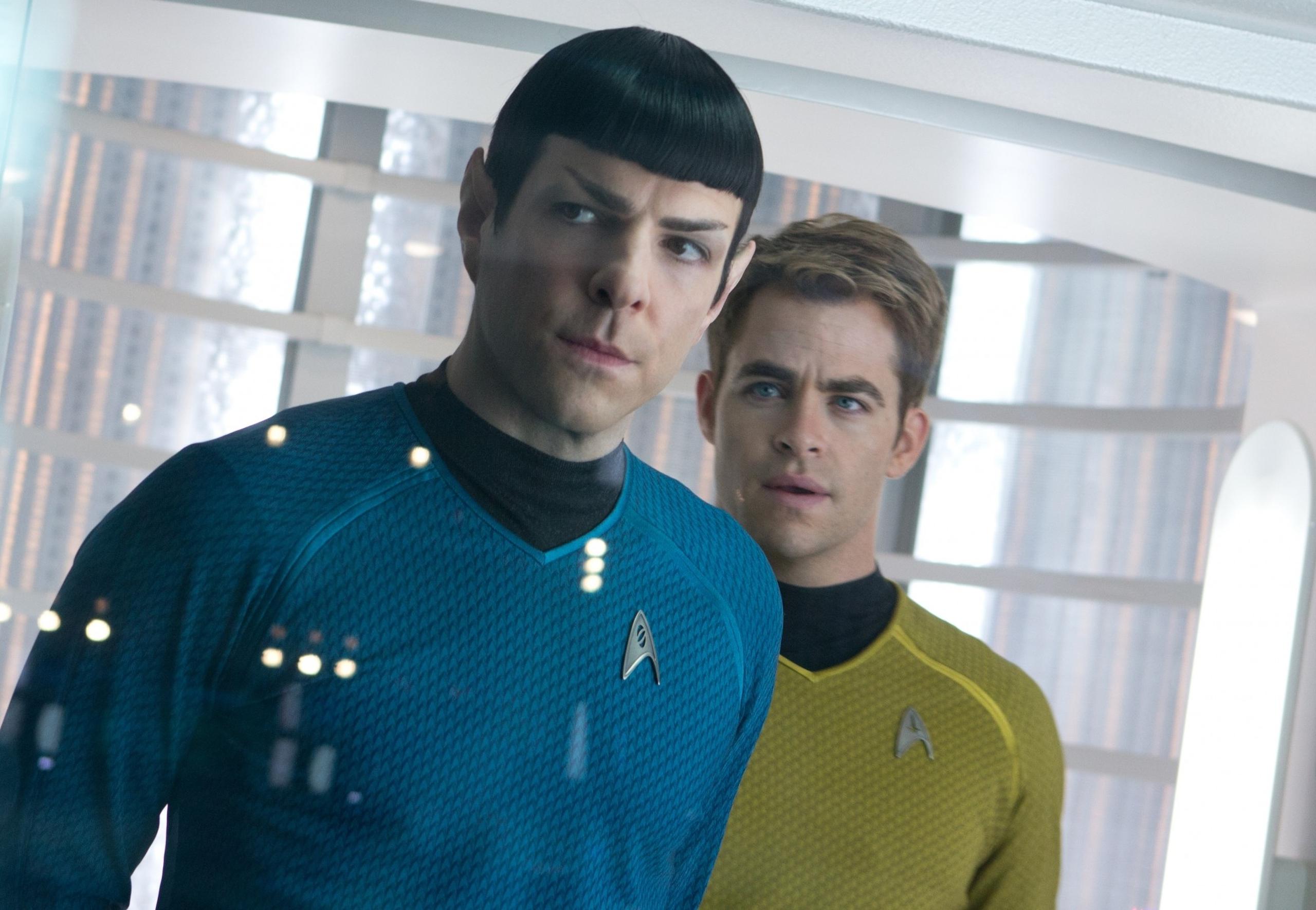 La nueva película volvería a contar con su elenco regular, incluidos Zachary Quinto como Spock y Chris Pine como el capitán Kirk.