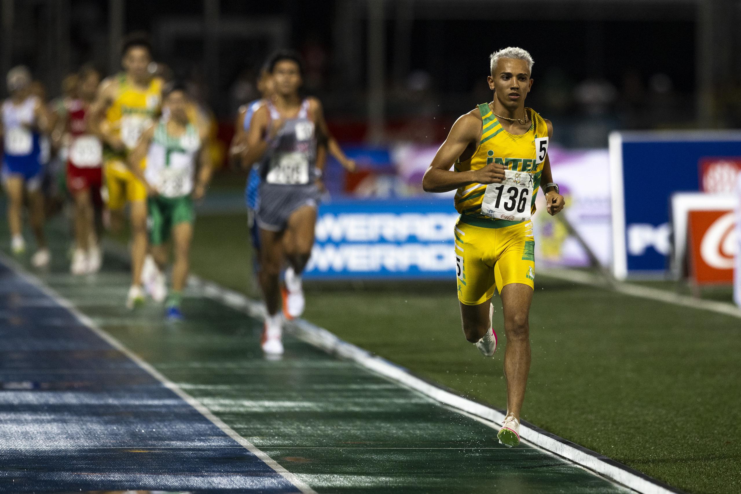 Héctor Pagán, de la Universidad Interamericana, dominó el sábado la prueba de los 1,500 metros por tercer año consecutivo.