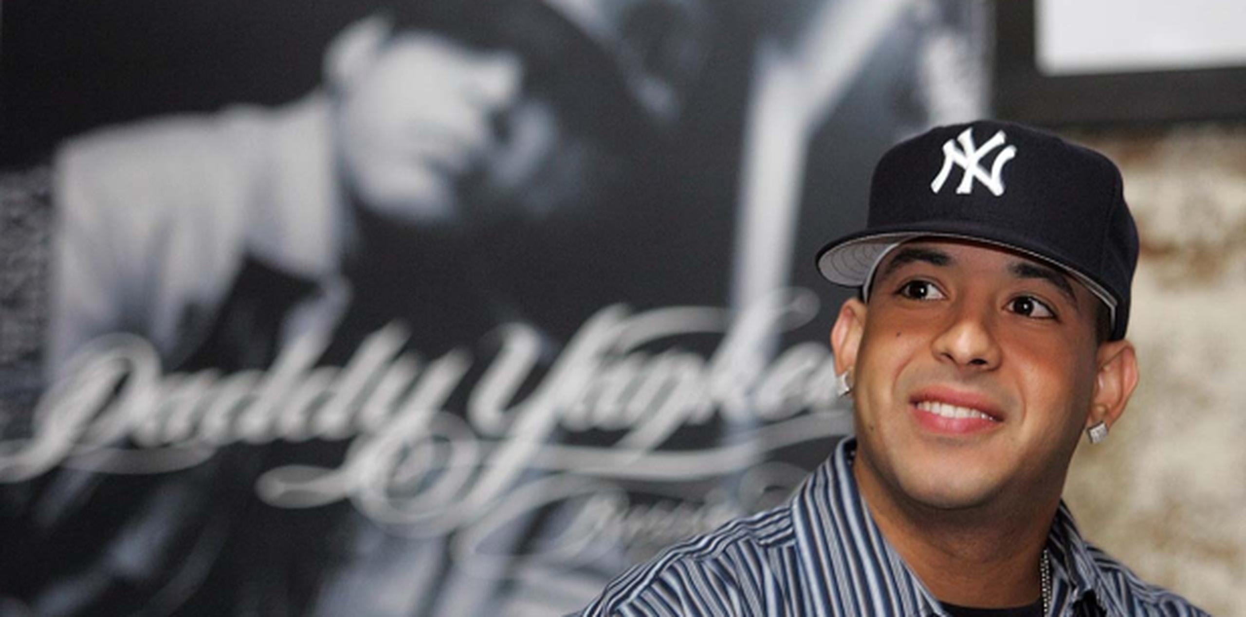 Daddy Yankee durante una conferencia de prensa el 11 de noviembre de 2004, para anunciar su concierto "Barrio Fino en Navidad" en el Coliseo José Miguel Agrelot. (Archivo)