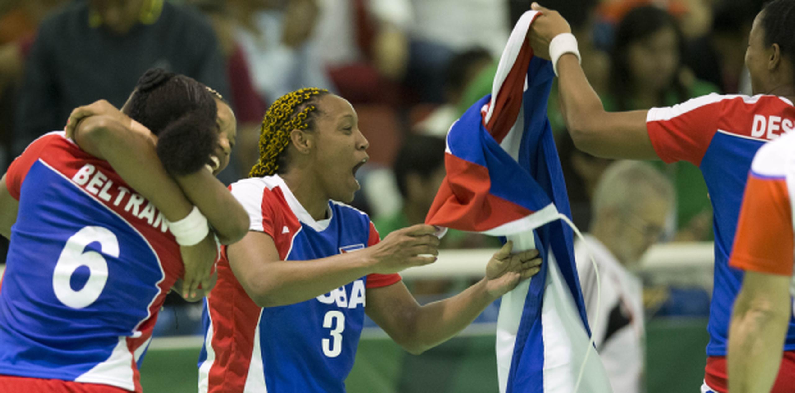 Juego final del balonmano femenino entre Puerto Rico y Cub. En la foto, las cubanas celebran la victoria y la medalla de oro.
(tonito.zayas@gfrmedia.com)
